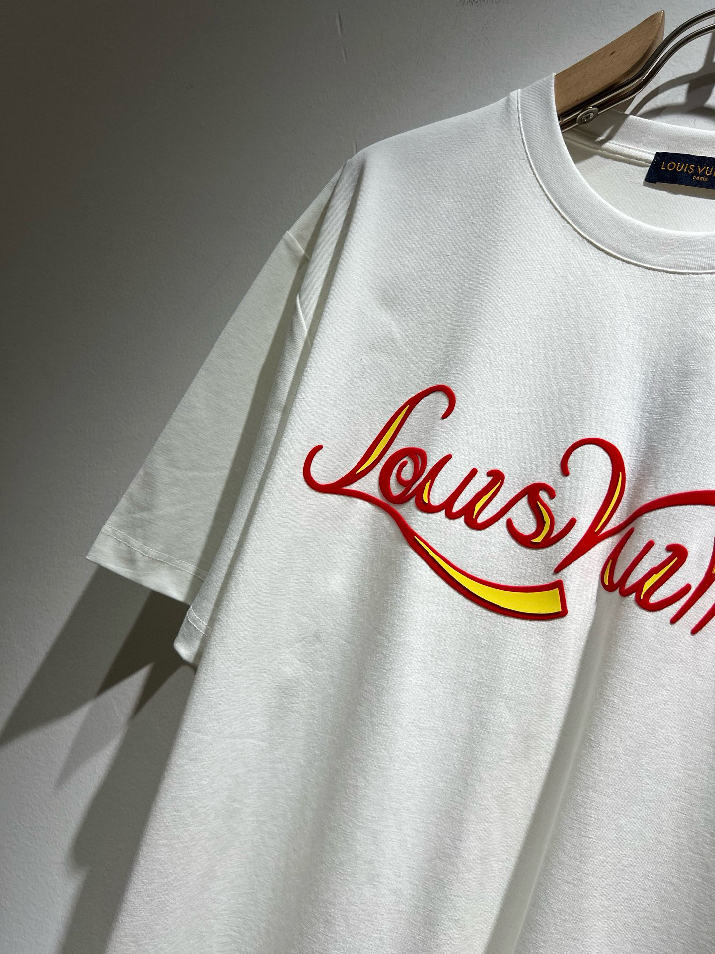   LouisVuitt*路易*登 2025春夏全新系列单品上线，非常时髦前卫的一款男女同款短袖T恤，标