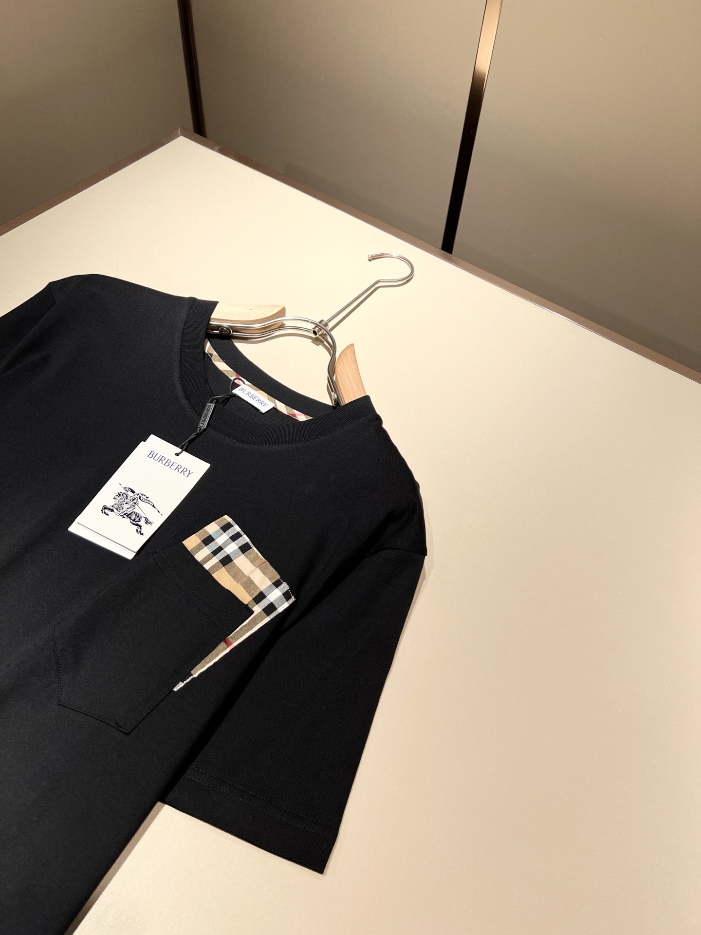   BURBER*Y巴*莉2025春夏新品男女同款👫短袖T恤，重磅来袭，最近比较火热的环保纯棉面料制作而