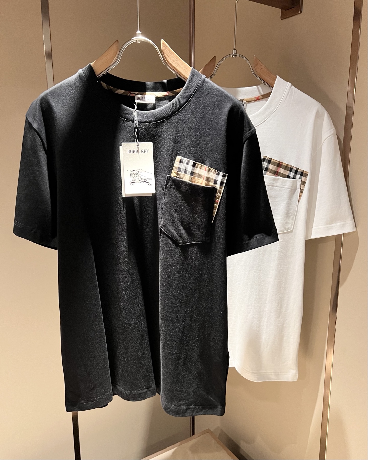   BURBER*Y巴*莉2025春夏新品男女同款👫短袖T恤，重磅来袭，最近比较火热的环保纯棉面料制作而