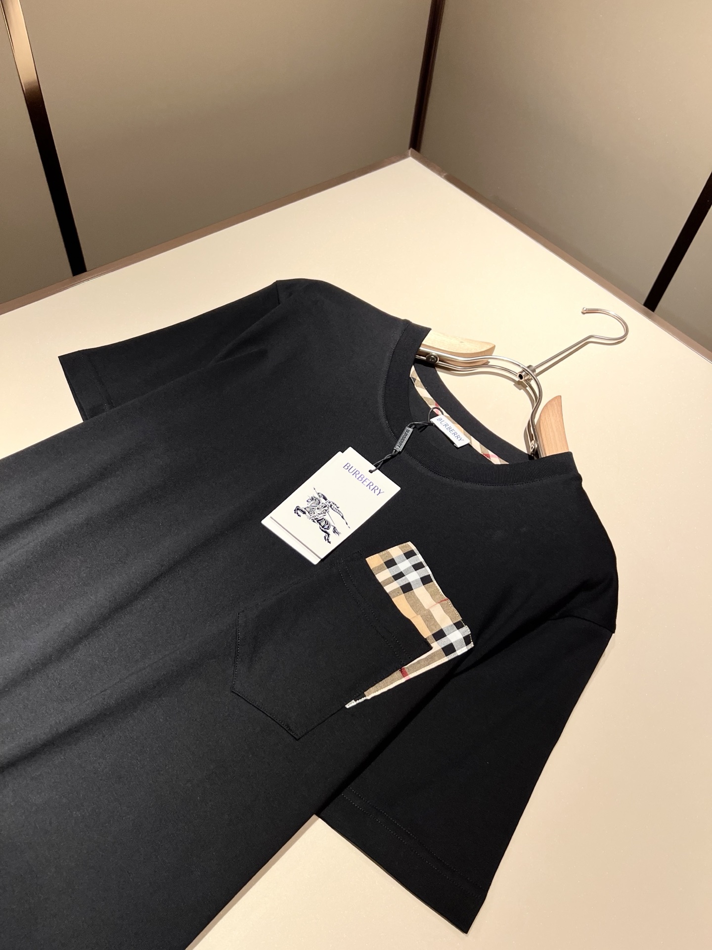   BURBER*Y巴*莉2025春夏新品男女同款👫短袖T恤，重磅来袭，最近比较火热的环保纯棉面料制作而