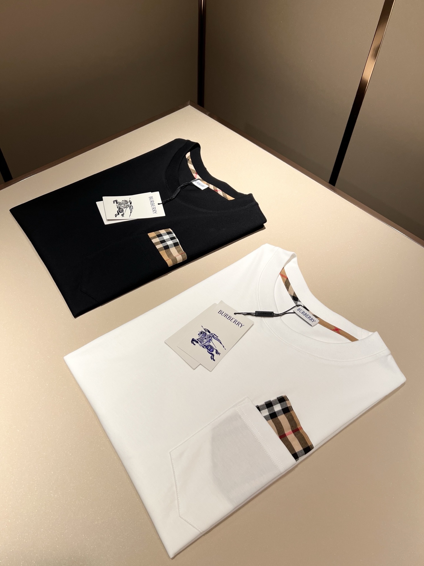   BURBER*Y巴*莉2025春夏新品男女同款👫短袖T恤，重磅来袭，最近比较火热的环保纯棉面料制作而