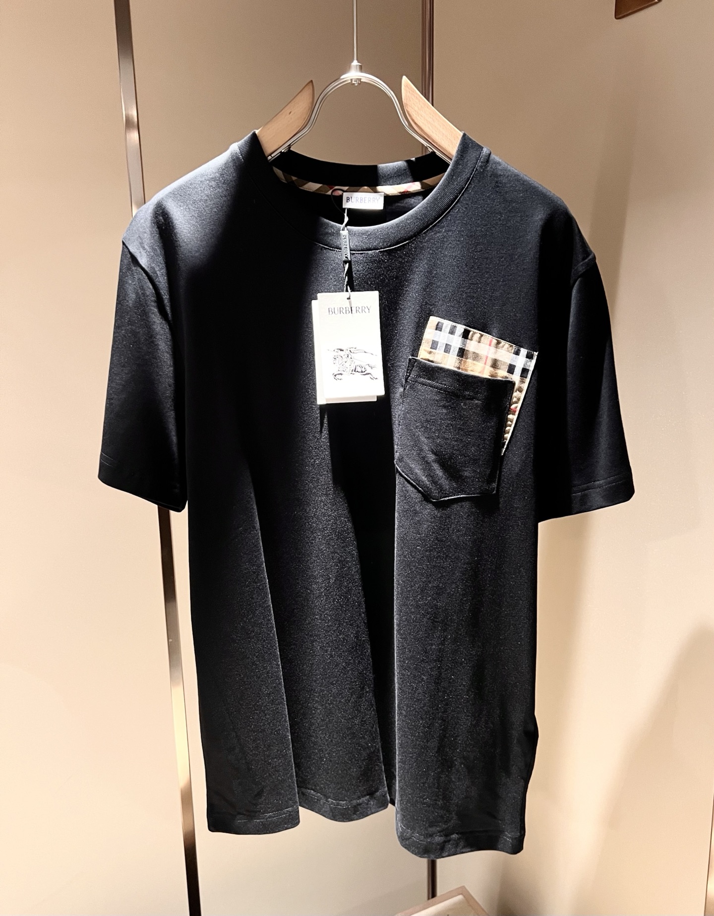   BURBER*Y巴*莉2025春夏新品男女同款👫短袖T恤，重磅来袭，最近比较火热的环保纯棉面料制作而