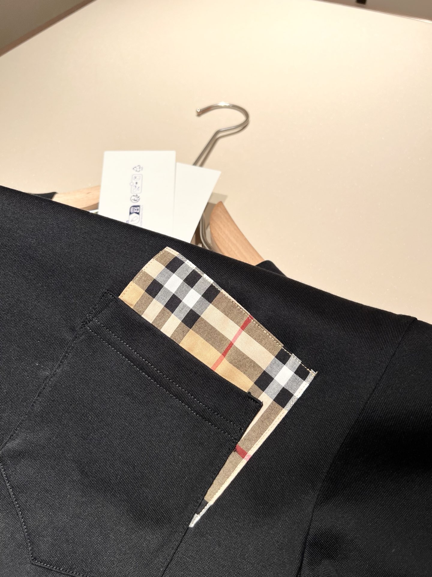   BURBER*Y巴*莉2025春夏新品男女同款👫短袖T恤，重磅来袭，最近比较火热的环保纯棉面料制作而