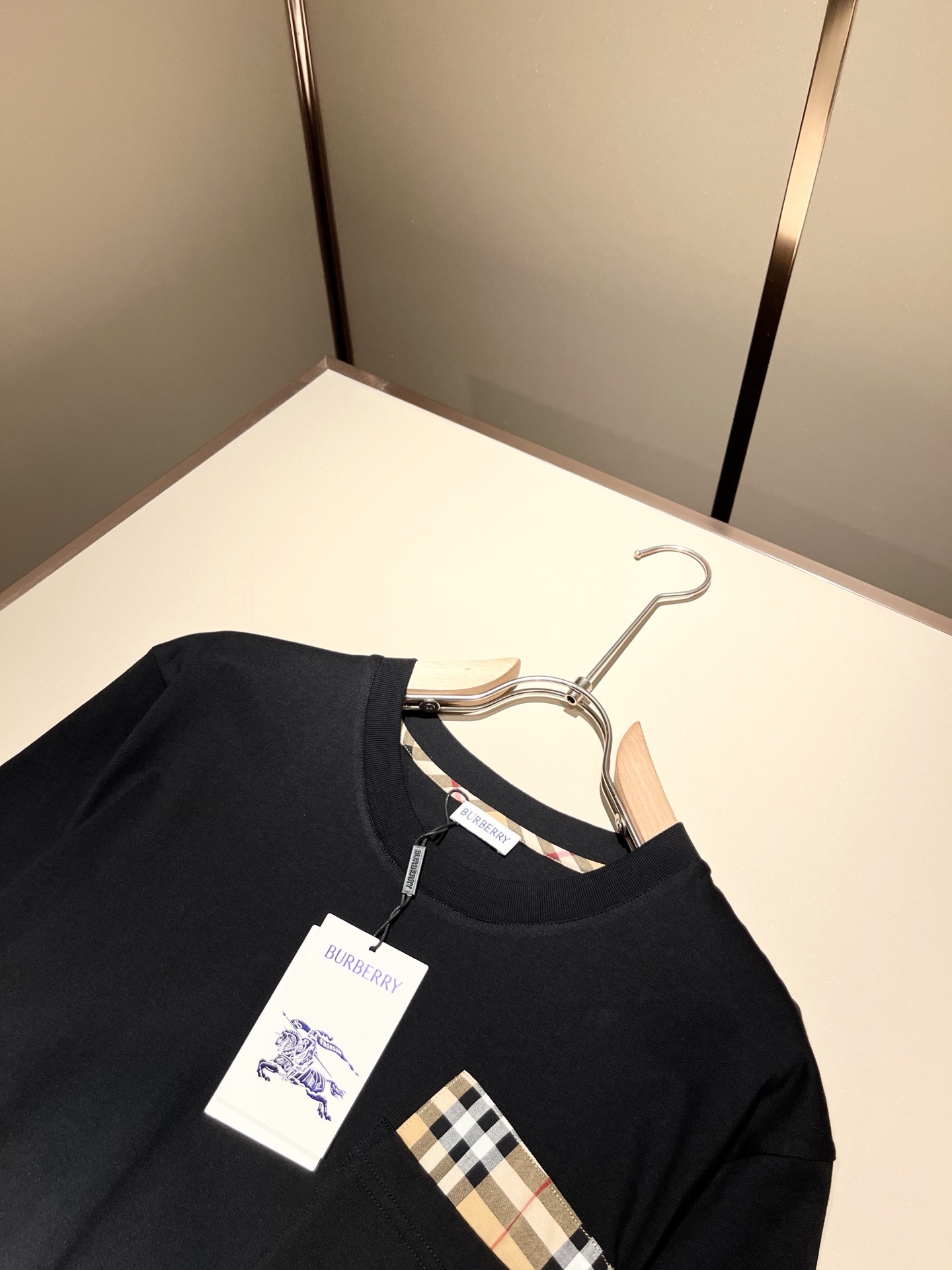   BURBER*Y巴*莉2025春夏新品男女同款👫短袖T恤，重磅来袭，最近比较火热的环保纯棉面料制作而