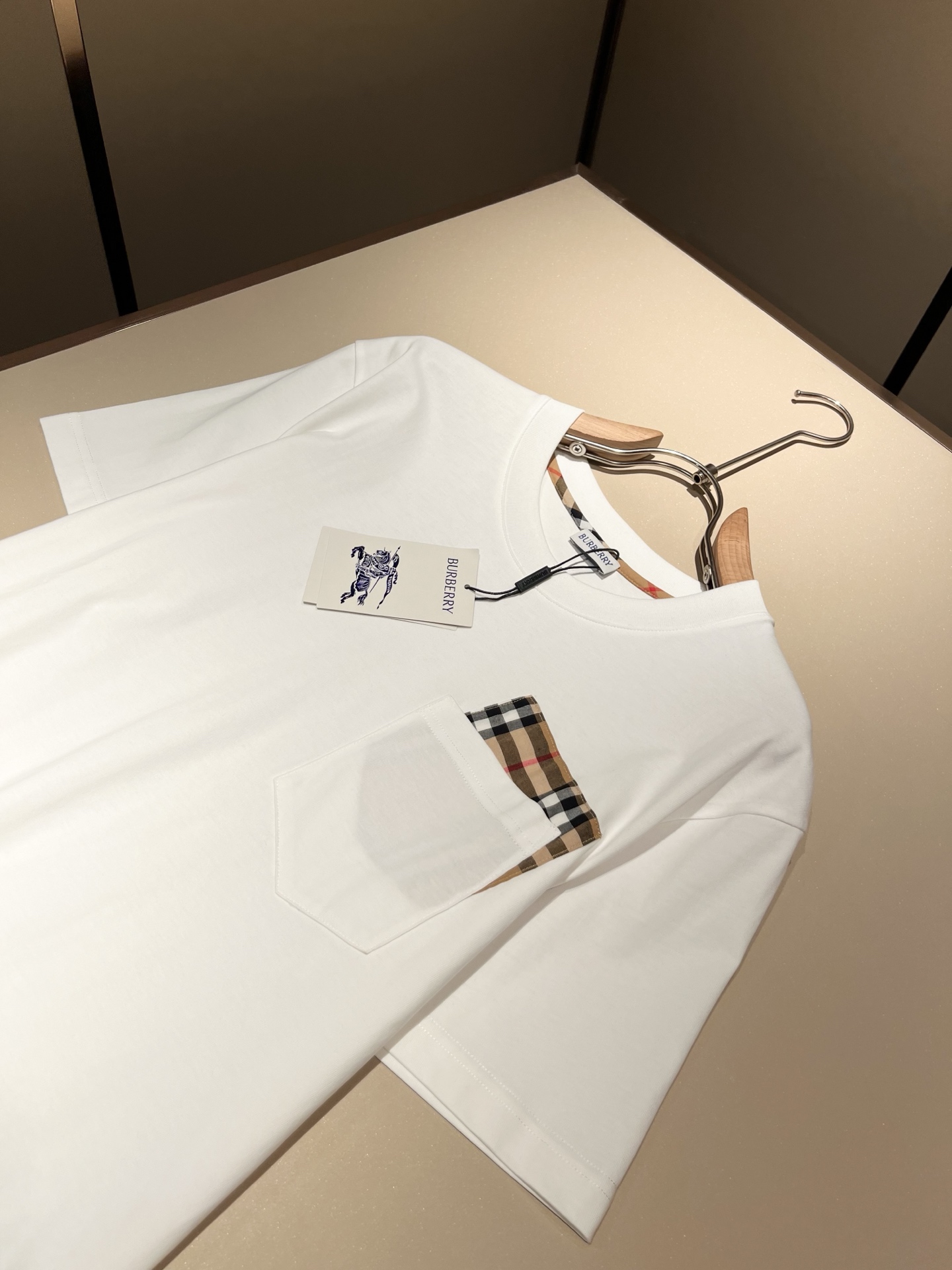   BURBER*Y巴*莉2025春夏新品男女同款👫短袖T恤，重磅来袭，最近比较火热的环保纯棉面料制作而