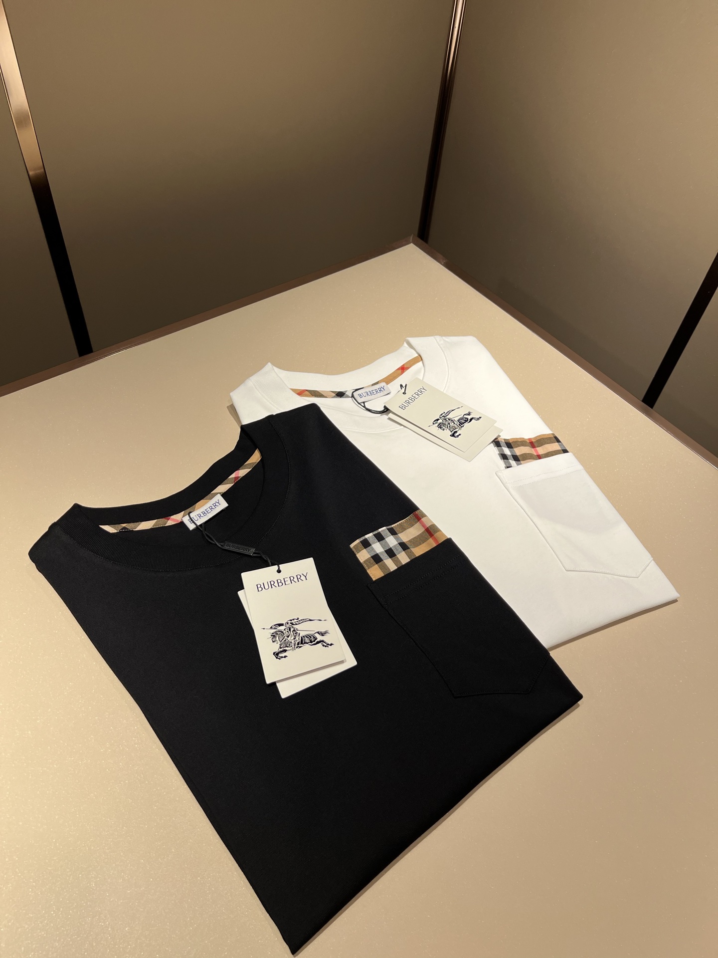   BURBER*Y巴*莉2025春夏新品男女同款👫短袖T恤，重磅来袭，最近比较火热的环保纯棉面料制作而