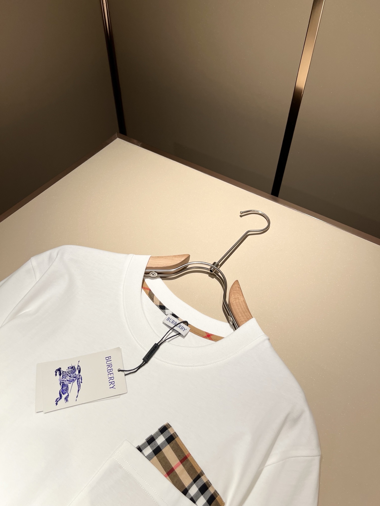   BURBER*Y巴*莉2025春夏新品男女同款👫短袖T恤，重磅来袭，最近比较火热的环保纯棉面料制作而