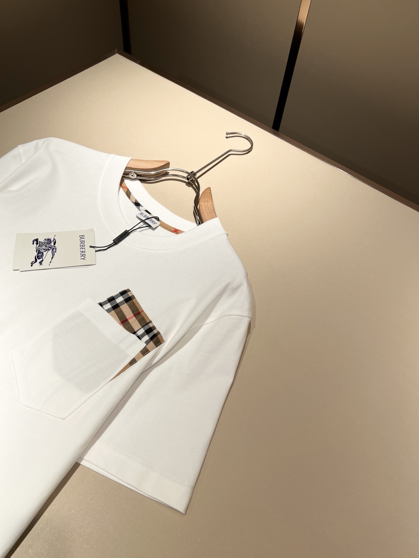   BURBER*Y巴*莉2025春夏新品男女同款👫短袖T恤，重磅来袭，最近比较火热的环保纯棉面料制作而