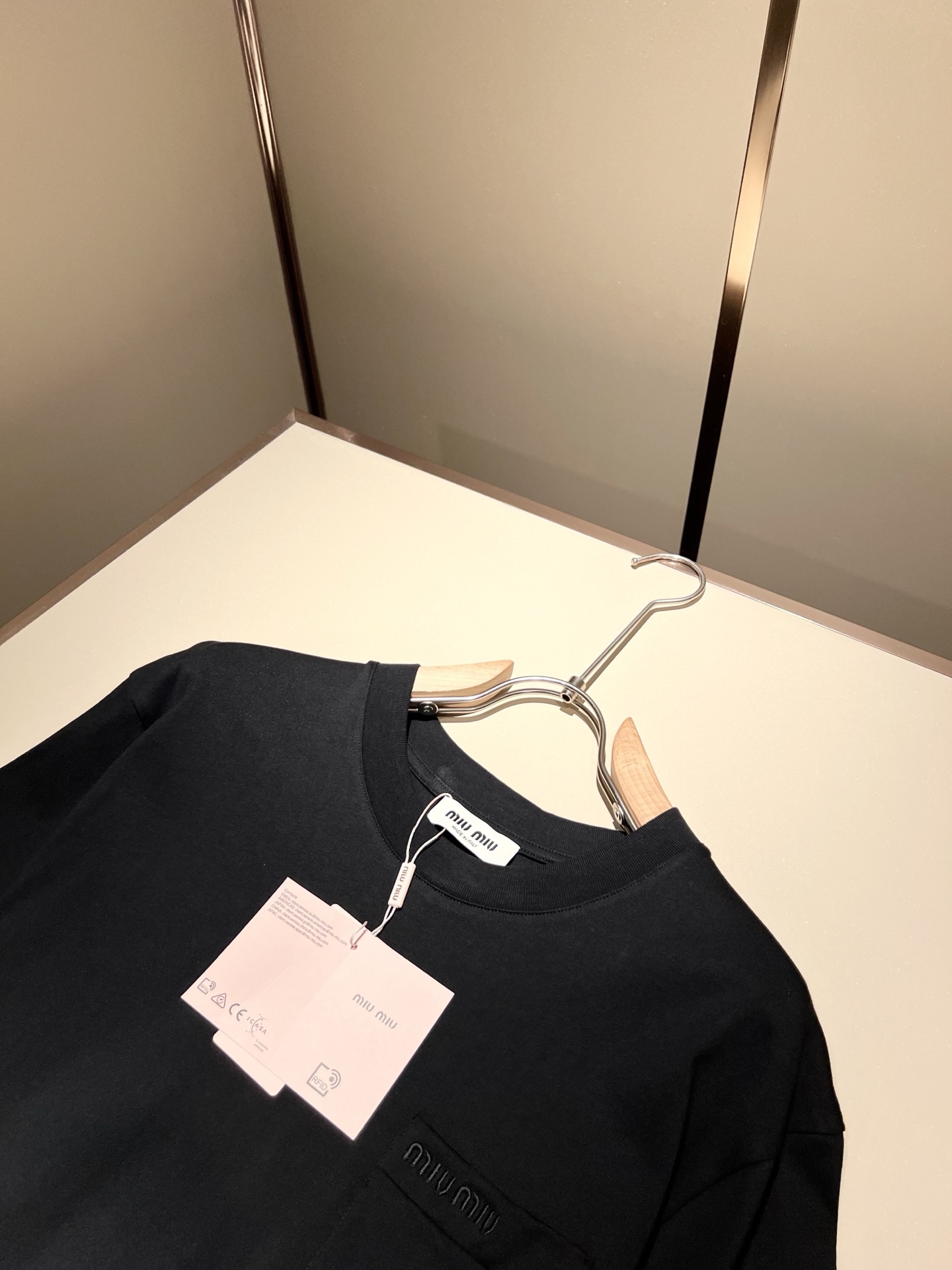  MIUMIU 谬谬2025春夏新款男女同款👫短袖T恤，品牌最新设计元素！既不单调也不复杂,恰到好处的展