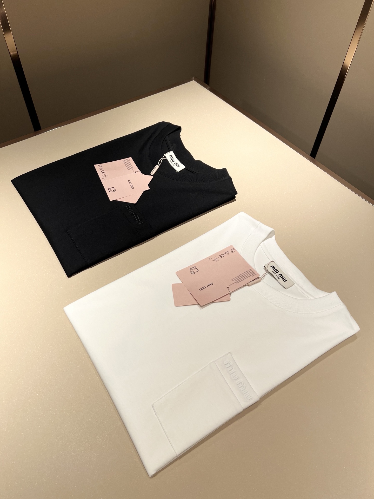  MIUMIU 谬谬2025春夏新款男女同款👫短袖T恤，品牌最新设计元素！既不单调也不复杂,恰到好处的展