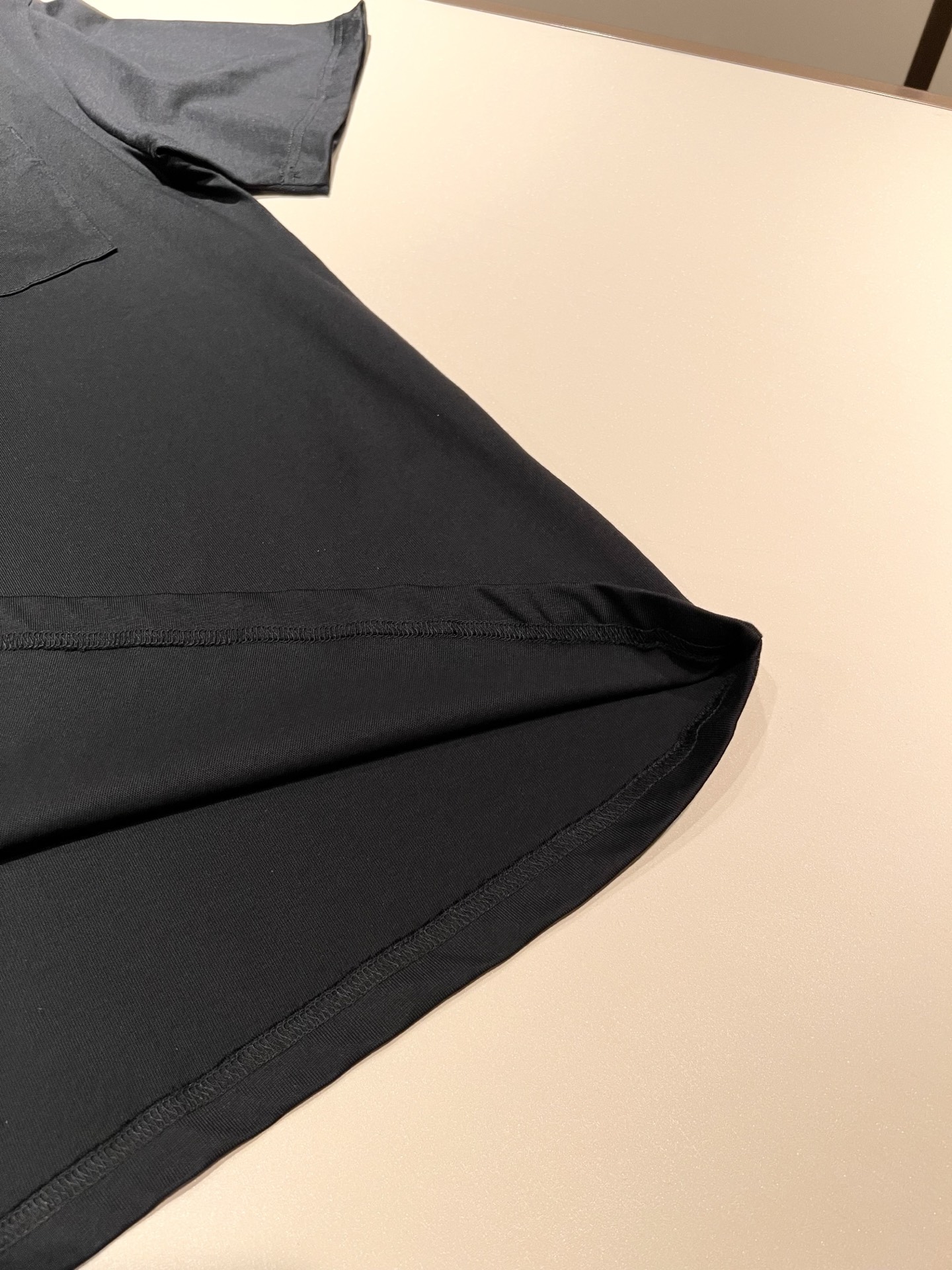  MIUMIU 谬谬2025春夏新款男女同款👫短袖T恤，品牌最新设计元素！既不单调也不复杂,恰到好处的展