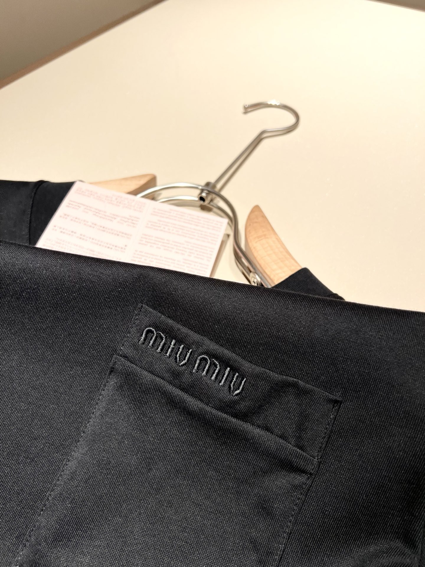  MIUMIU 谬谬2025春夏新款男女同款👫短袖T恤，品牌最新设计元素！既不单调也不复杂,恰到好处的展