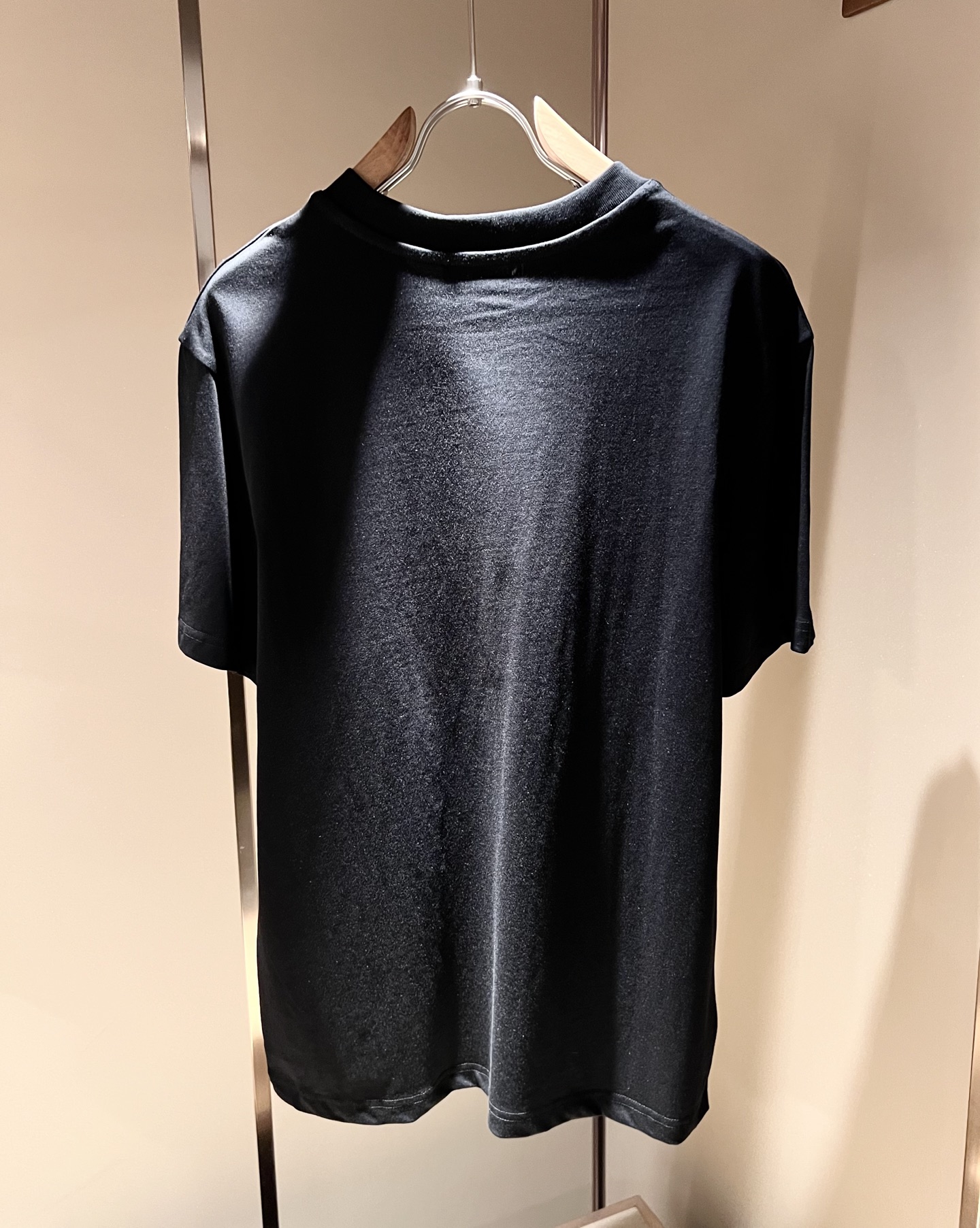  MIUMIU 谬谬2025春夏新款男女同款👫短袖T恤，品牌最新设计元素！既不单调也不复杂,恰到好处的展