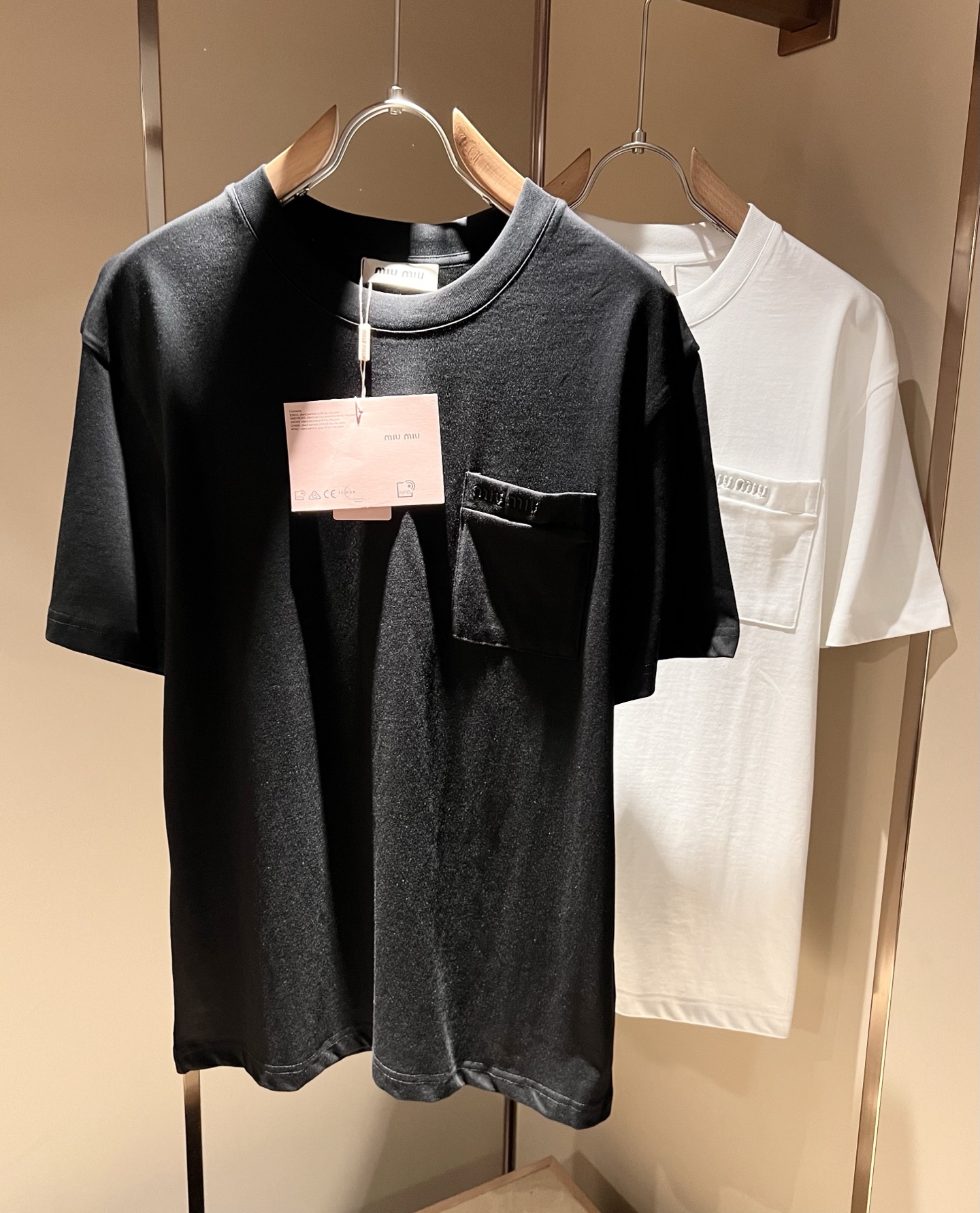  MIUMIU 谬谬2025春夏新款男女同款👫短袖T恤，品牌最新设计元素！既不单调也不复杂,恰到好处的展