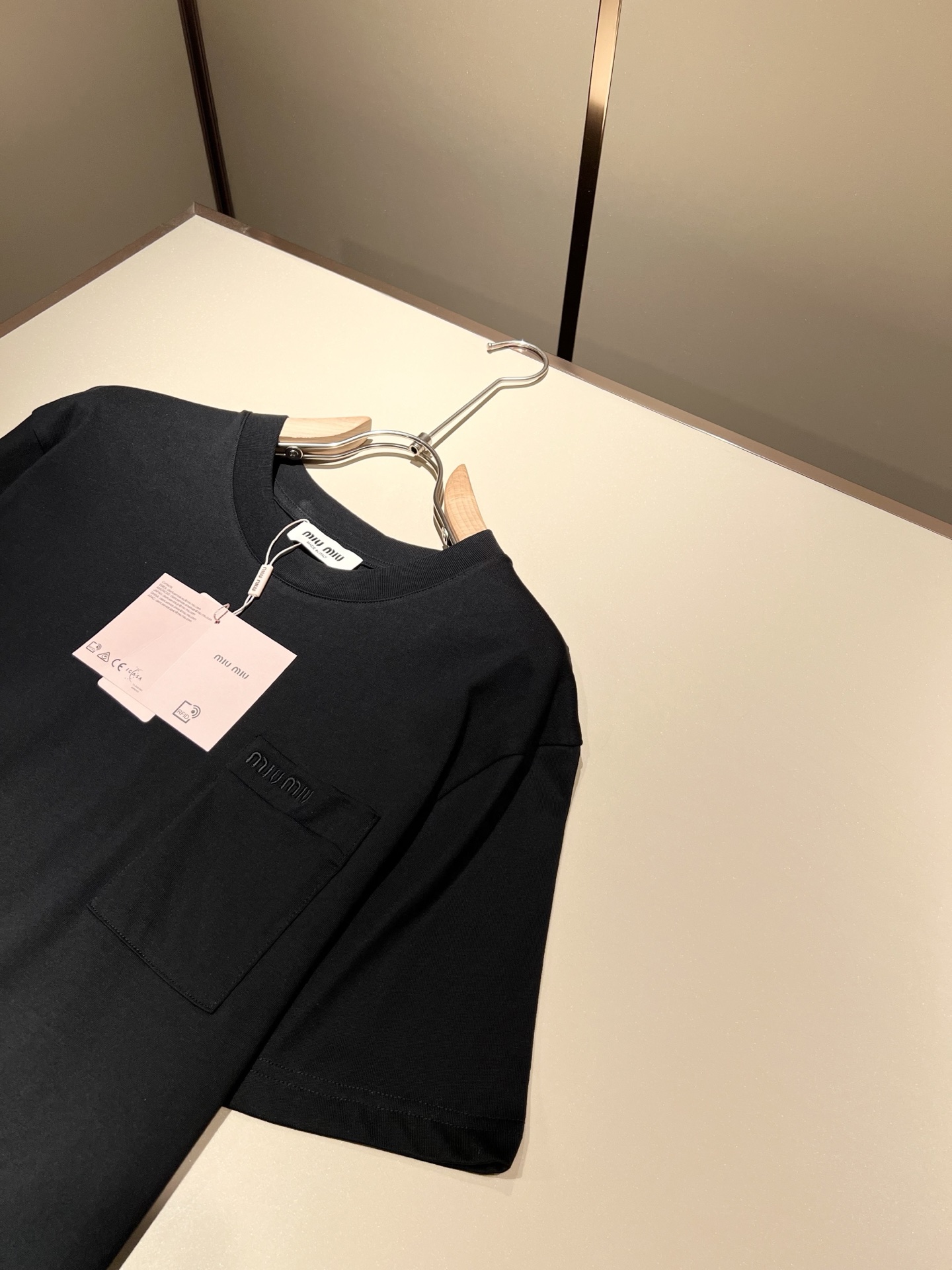  MIUMIU 谬谬2025春夏新款男女同款👫短袖T恤，品牌最新设计元素！既不单调也不复杂,恰到好处的展