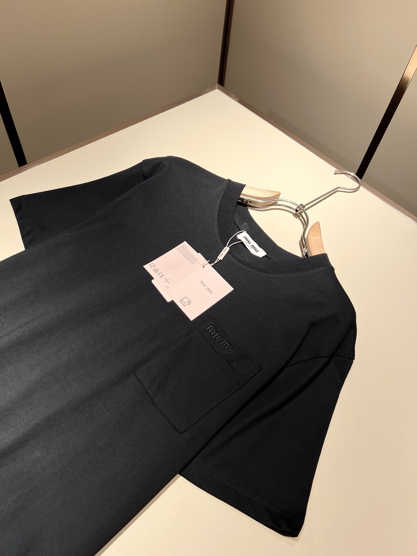  MIUMIU 谬谬2025春夏新款男女同款👫短袖T恤，品牌最新设计元素！既不单调也不复杂,恰到好处的展