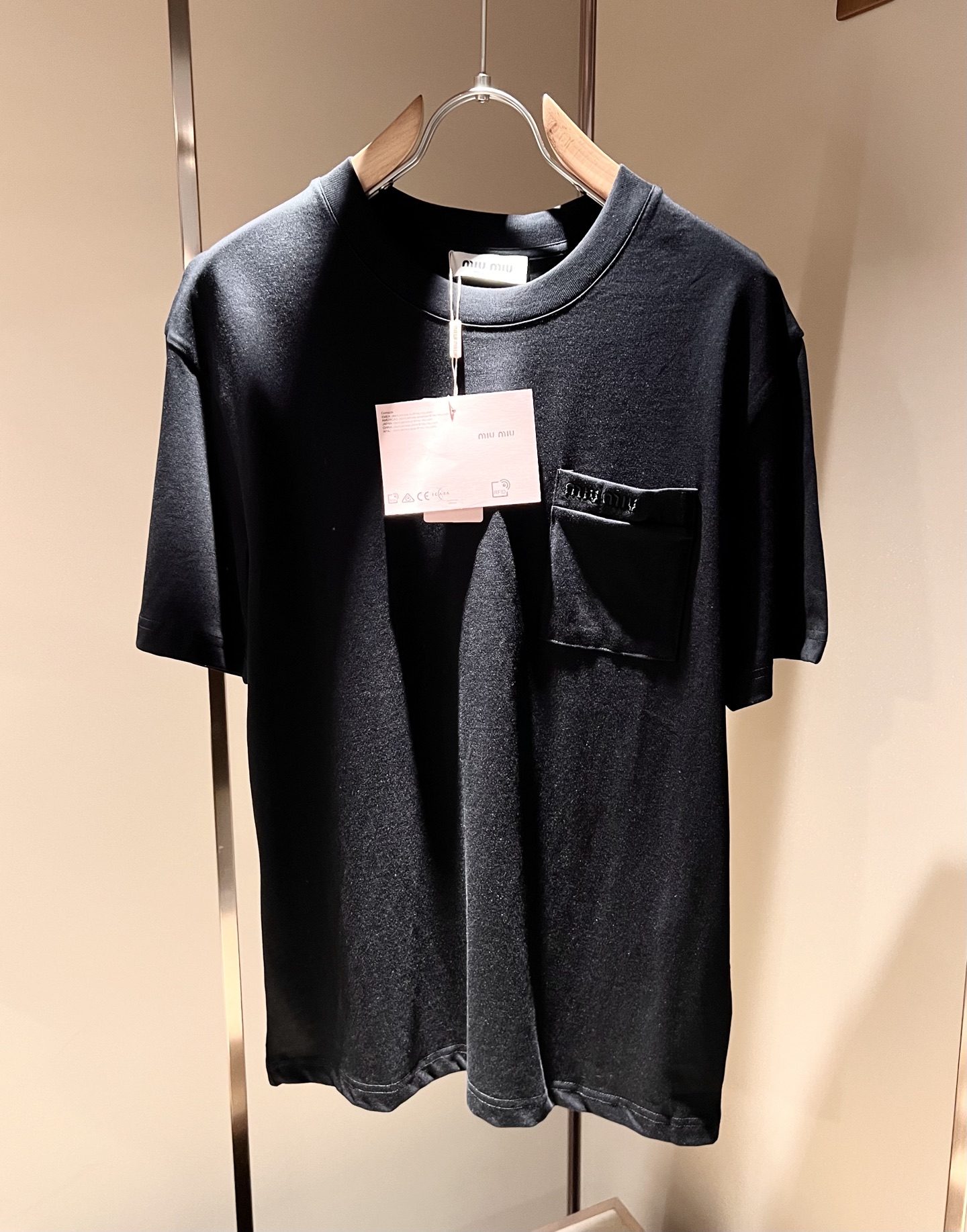  MIUMIU 谬谬2025春夏新款男女同款👫短袖T恤，品牌最新设计元素！既不单调也不复杂,恰到好处的展