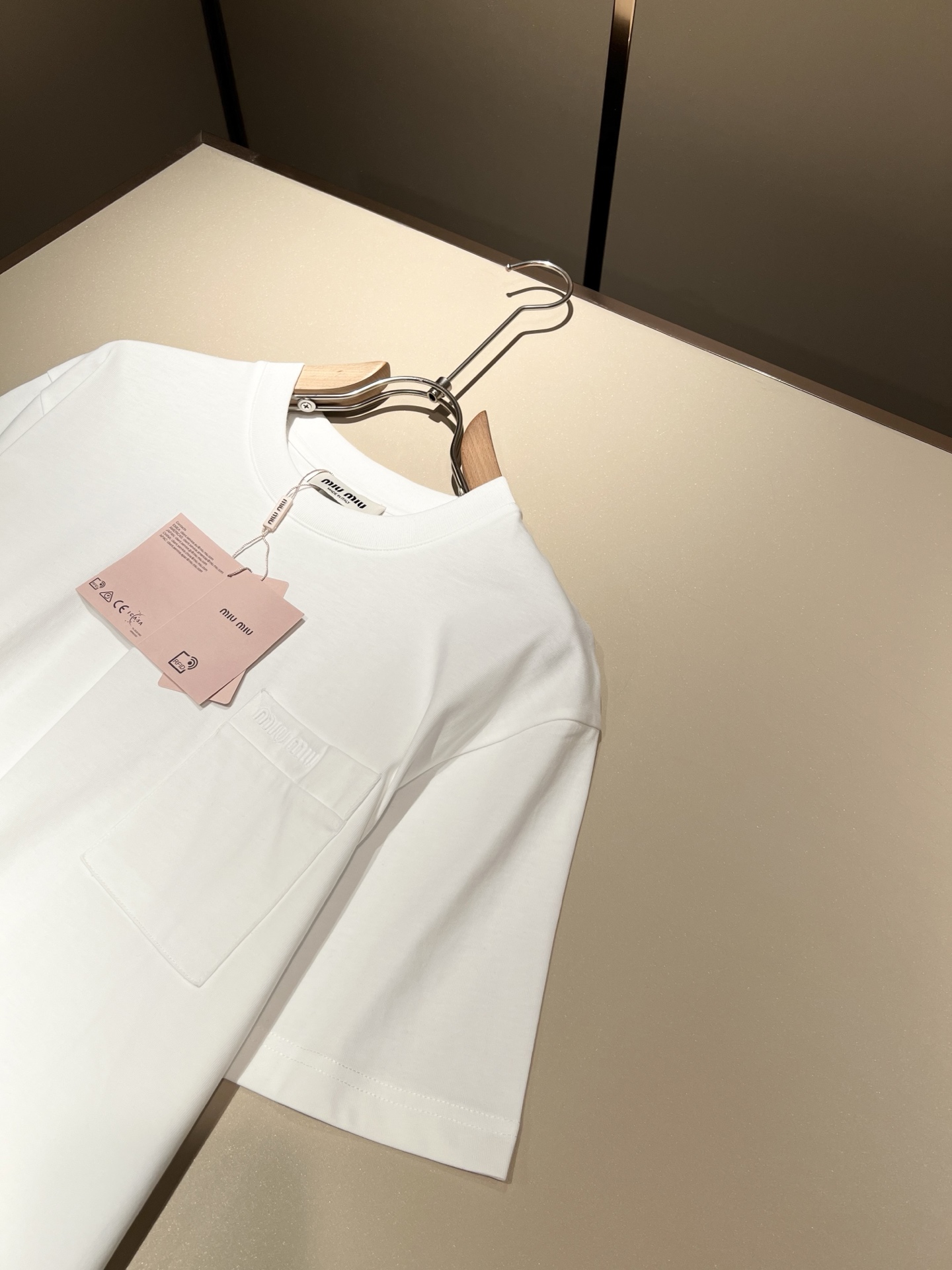 MIUMIU 谬谬2025春夏新款男女同款👫短袖T恤，品牌最新设计元素！既不单调也不复杂,恰到好处的展