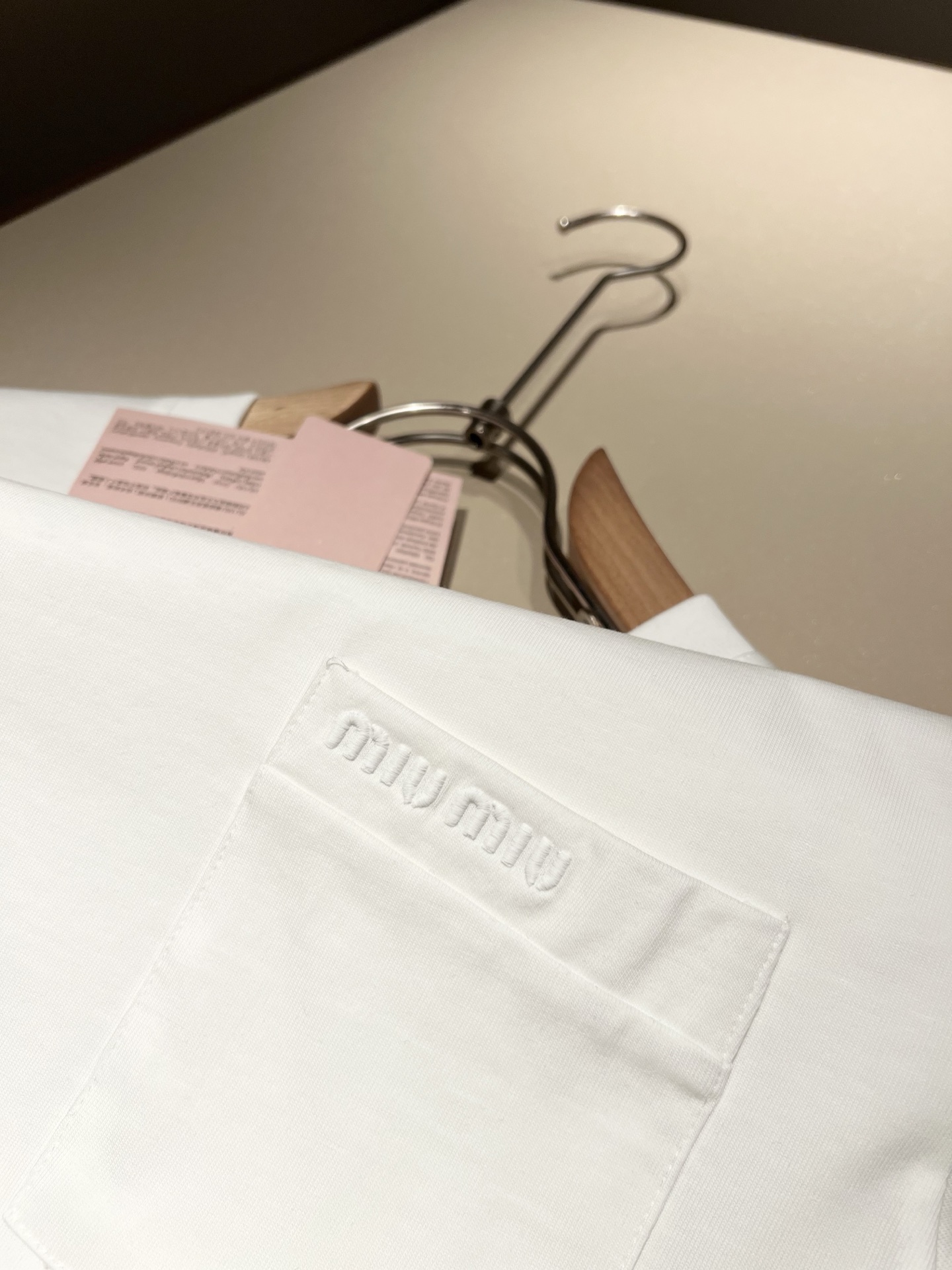  MIUMIU 谬谬2025春夏新款男女同款👫短袖T恤，品牌最新设计元素！既不单调也不复杂,恰到好处的展