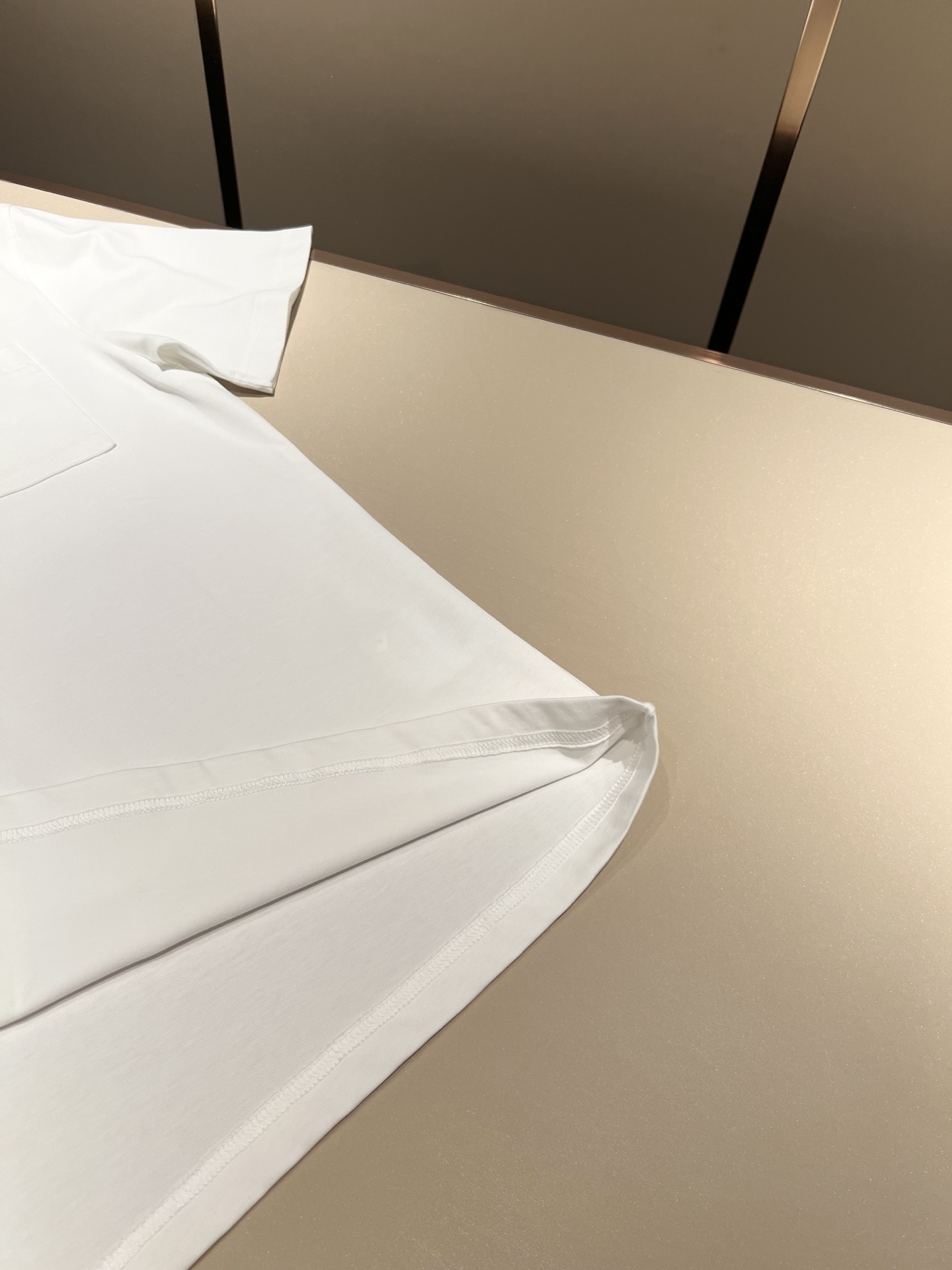  MIUMIU 谬谬2025春夏新款男女同款👫短袖T恤，品牌最新设计元素！既不单调也不复杂,恰到好处的展