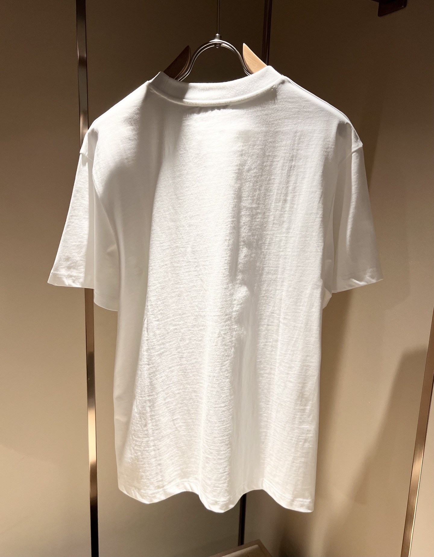  MIUMIU 谬谬2025春夏新款男女同款👫短袖T恤，品牌最新设计元素！既不单调也不复杂,恰到好处的展