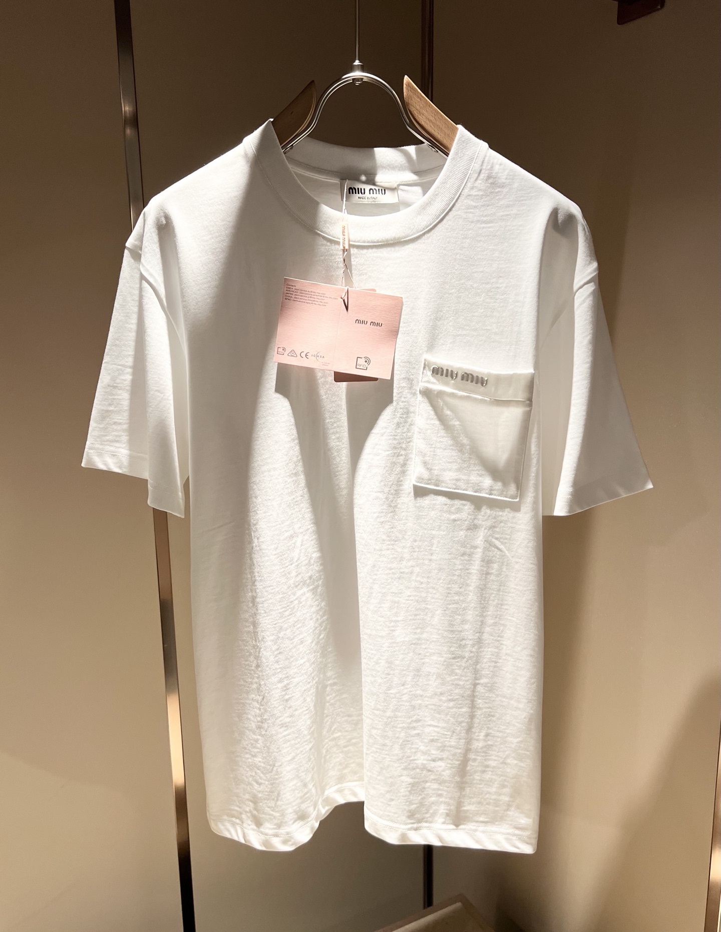  MIUMIU 谬谬2025春夏新款男女同款👫短袖T恤，品牌最新设计元素！既不单调也不复杂,恰到好处的展