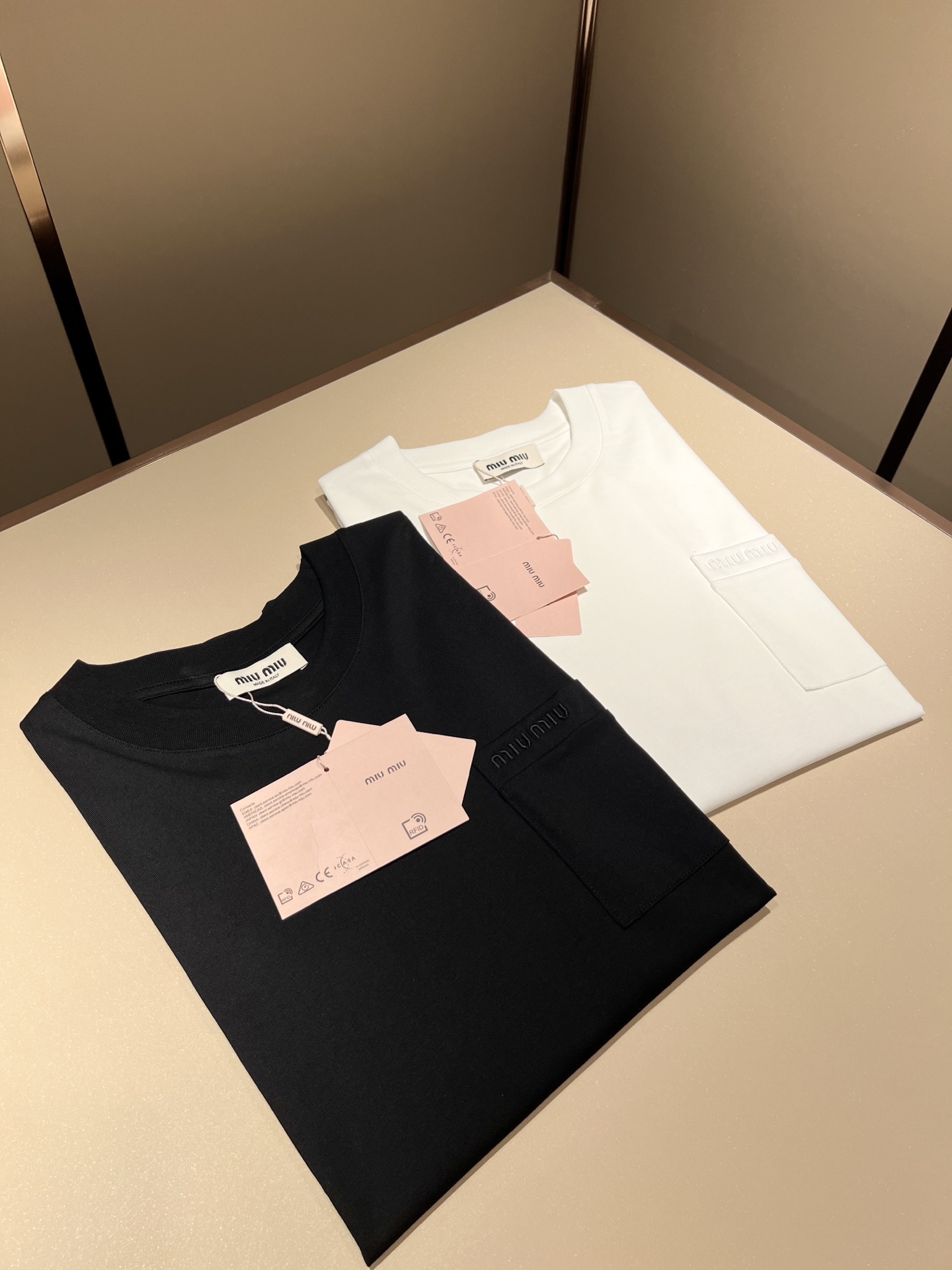  MIUMIU 谬谬2025春夏新款男女同款👫短袖T恤，品牌最新设计元素！既不单调也不复杂,恰到好处的展
