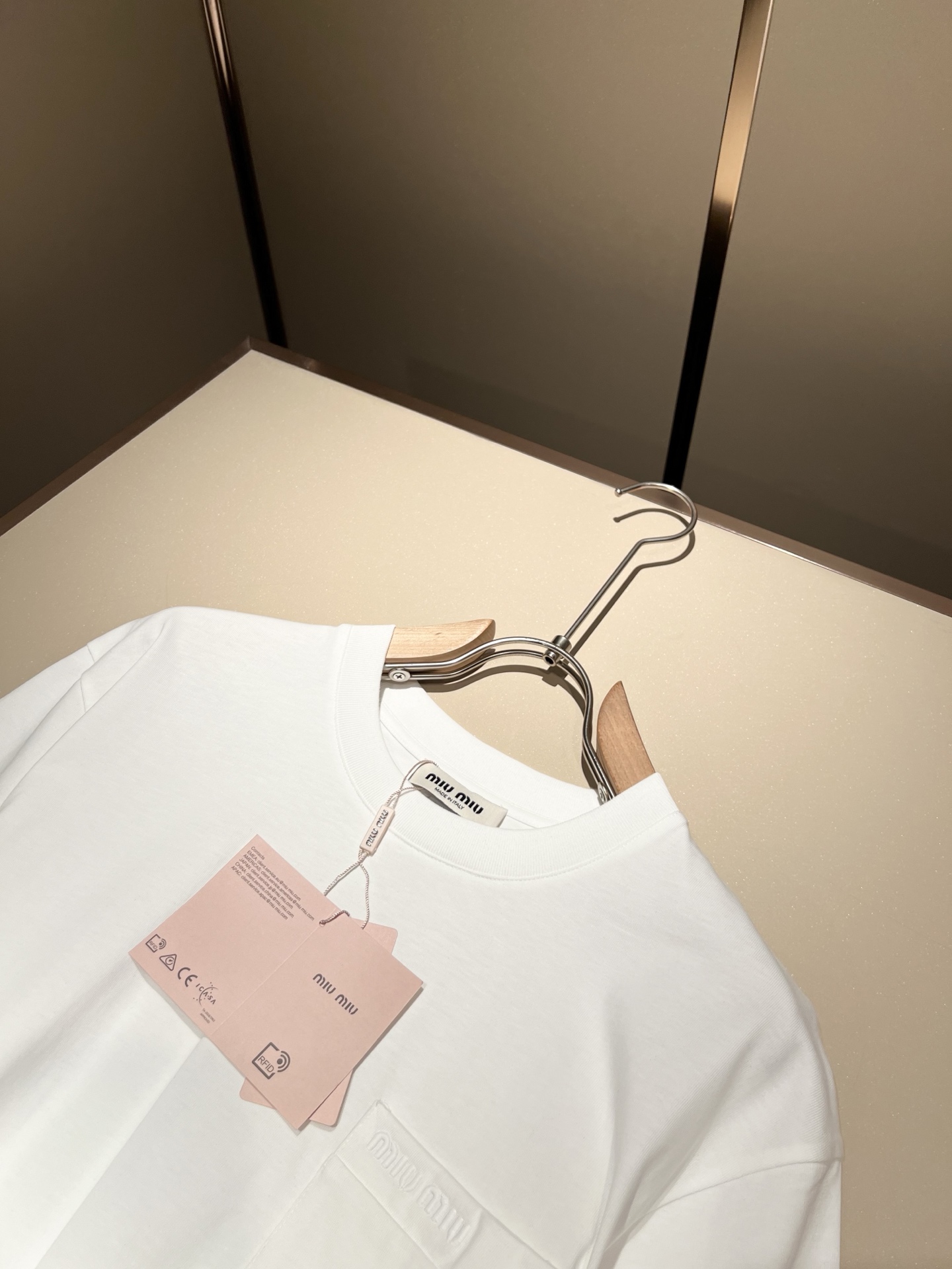  MIUMIU 谬谬2025春夏新款男女同款👫短袖T恤，品牌最新设计元素！既不单调也不复杂,恰到好处的展