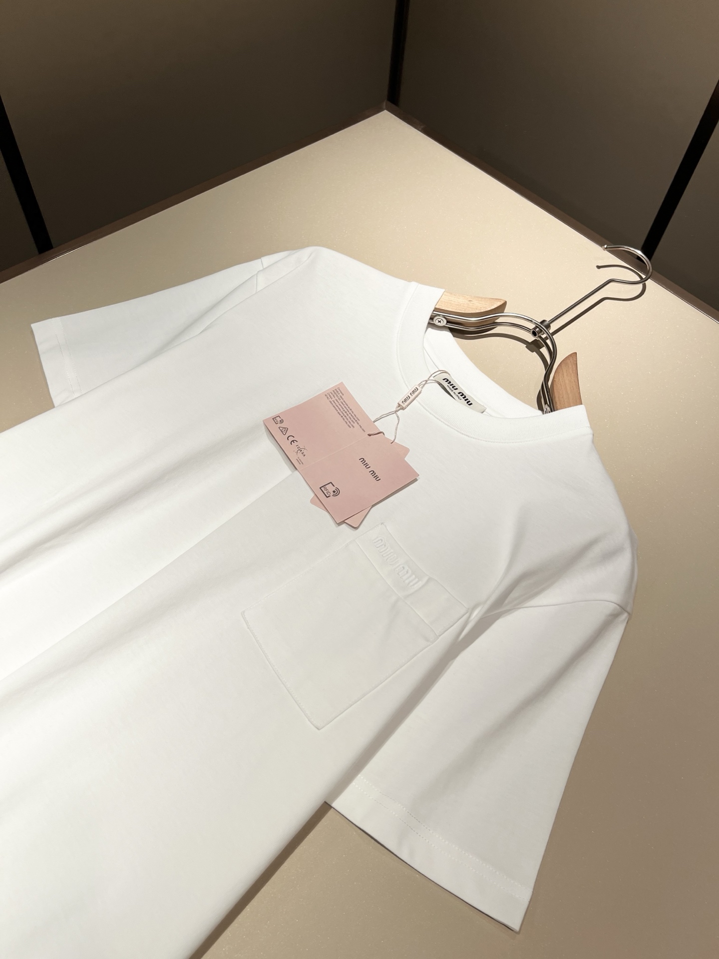  MIUMIU 谬谬2025春夏新款男女同款👫短袖T恤，品牌最新设计元素！既不单调也不复杂,恰到好处的展