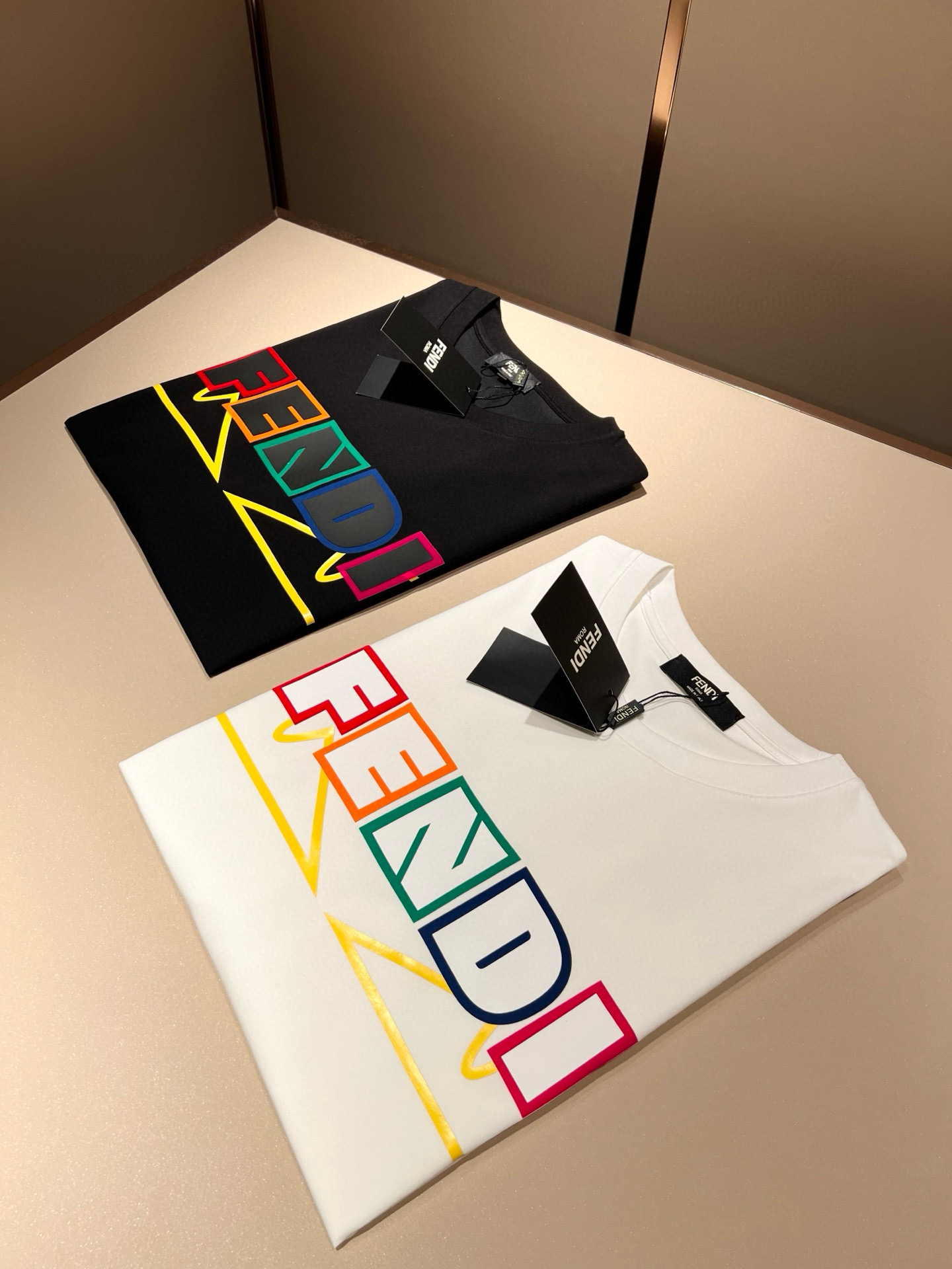   FEN*I 芬*迪2025春夏新款FD家族FF男女同款👫短袖T恤，男女同款👫百搭极简短袖。意大利原厂