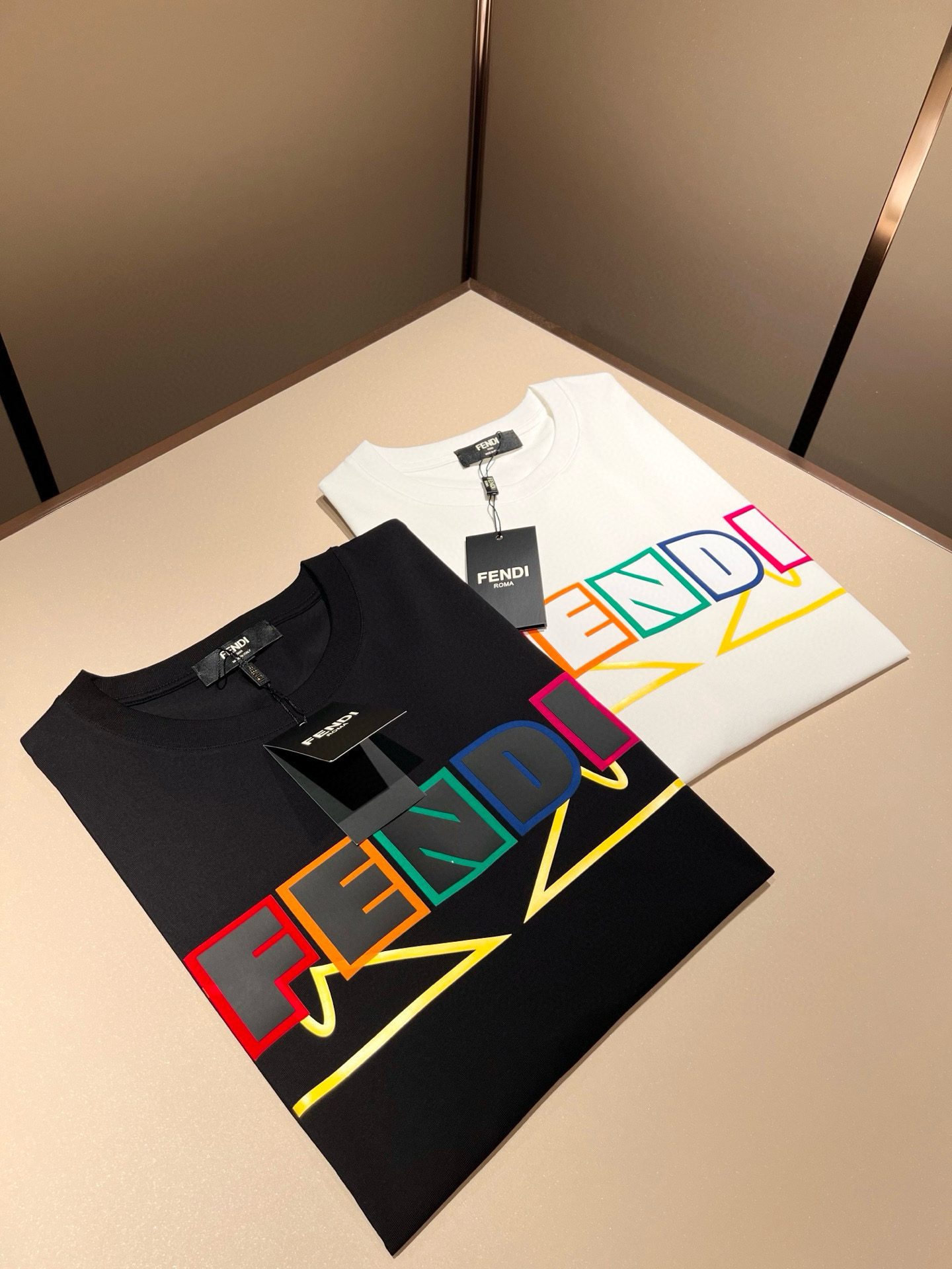   FEN*I 芬*迪2025春夏新款FD家族FF男女同款👫短袖T恤，男女同款👫百搭极简短袖。意大利原厂