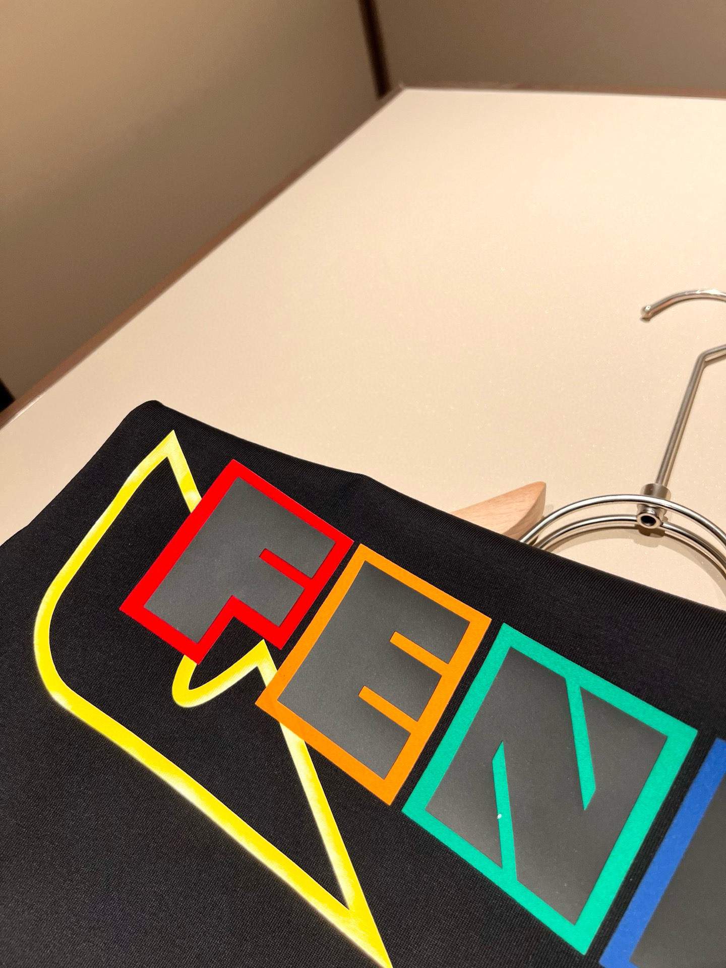   FEN*I 芬*迪2025春夏新款FD家族FF男女同款👫短袖T恤，男女同款👫百搭极简短袖。意大利原厂