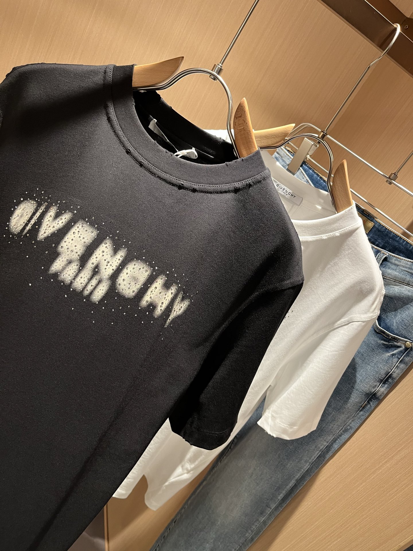  Giv*chy/纪*希2025春夏新款男女同款👫短袖T恤，主创时尚注入了全新时尚能量。通过探索各种题材