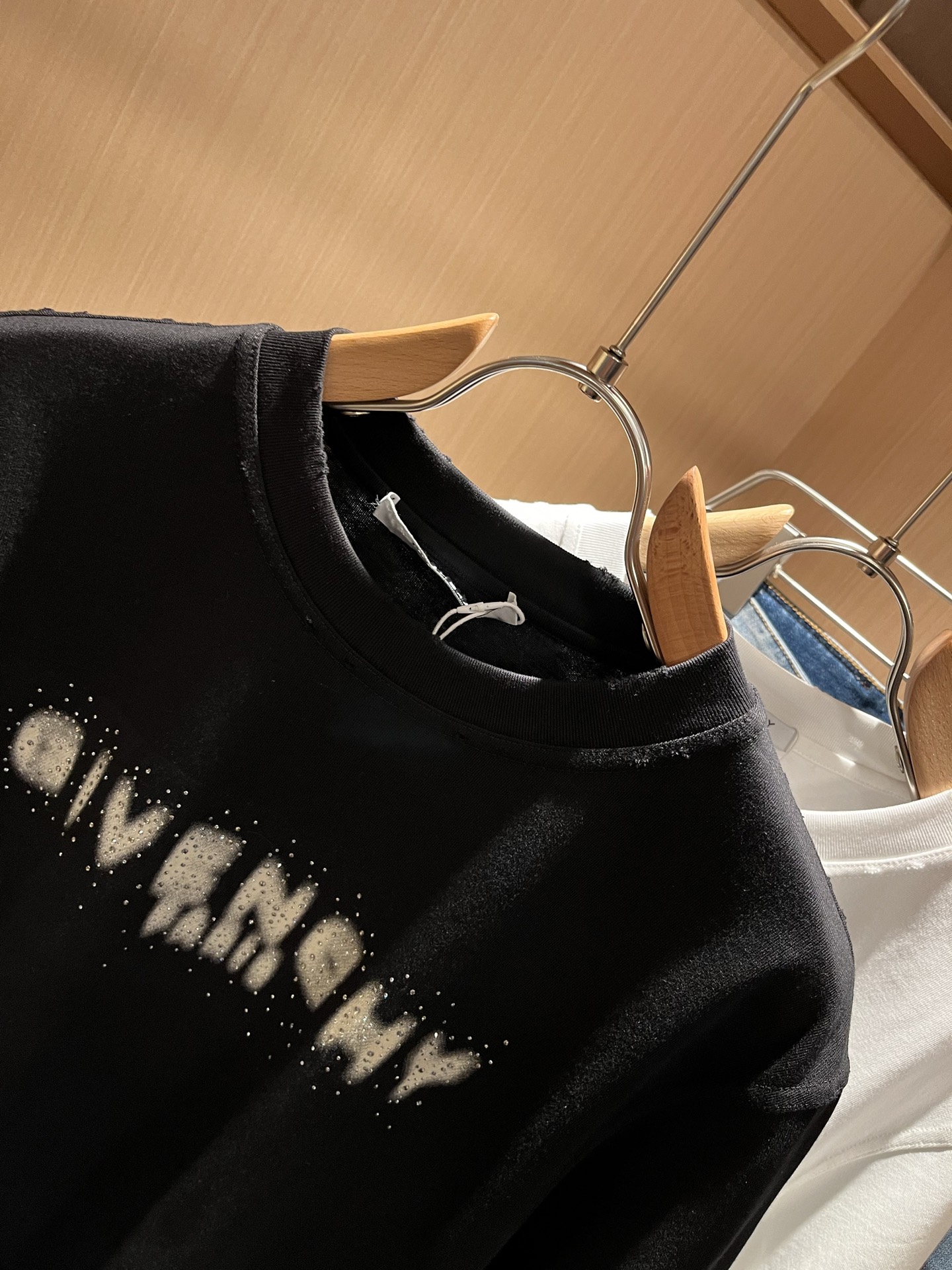  Giv*chy/纪*希2025春夏新款男女同款👫短袖T恤，主创时尚注入了全新时尚能量。通过探索各种题材
