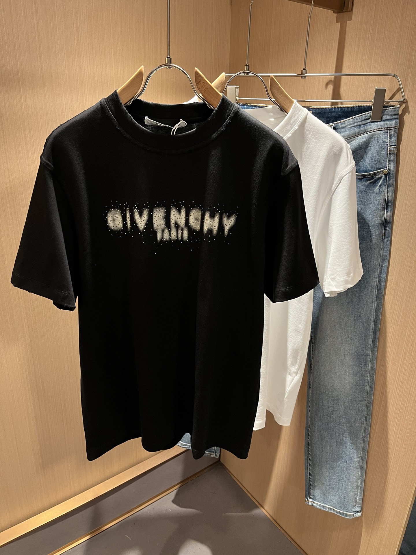  Giv*chy/纪*希2025春夏新款男女同款👫短袖T恤，主创时尚注入了全新时尚能量。通过探索各种题材