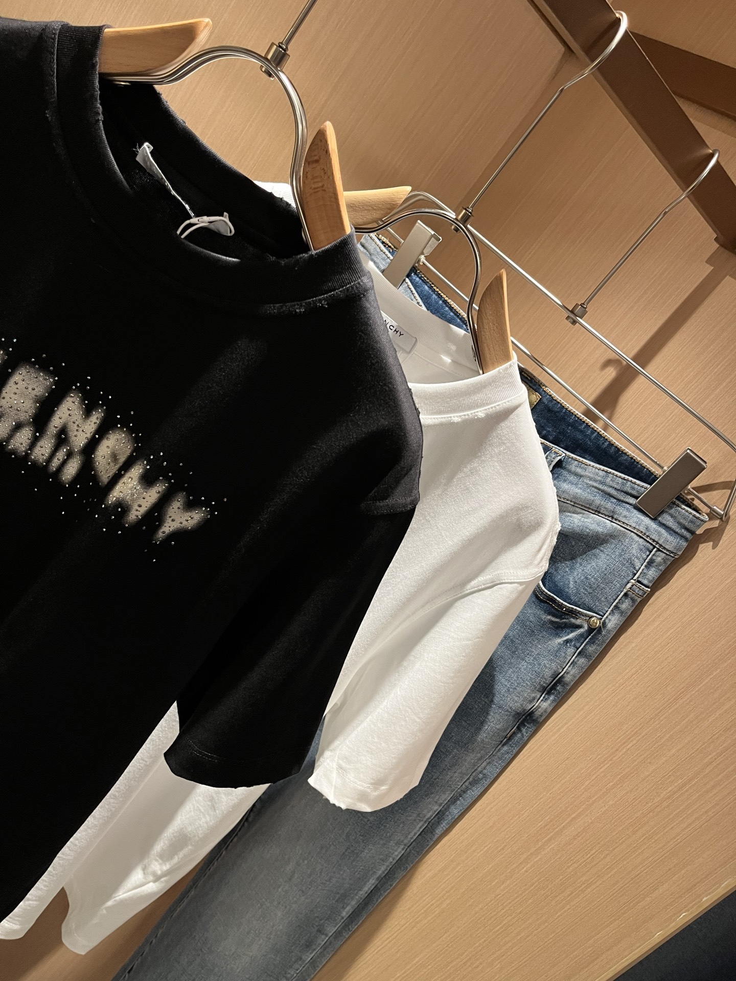  Giv*chy/纪*希2025春夏新款男女同款👫短袖T恤，主创时尚注入了全新时尚能量。通过探索各种题材