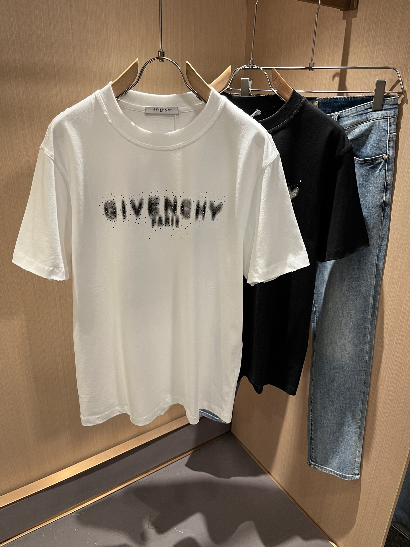  Giv*chy/纪*希2025春夏新款男女同款👫短袖T恤，主创时尚注入了全新时尚能量。通过探索各种题材