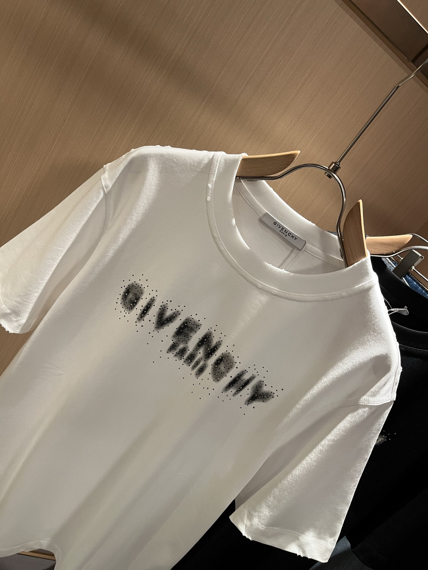  Giv*chy/纪*希2025春夏新款男女同款👫短袖T恤，主创时尚注入了全新时尚能量。通过探索各种题材