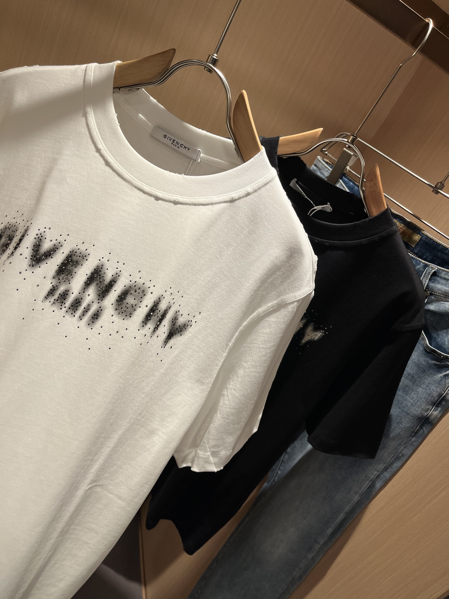  Giv*chy/纪*希2025春夏新款男女同款👫短袖T恤，主创时尚注入了全新时尚能量。通过探索各种题材