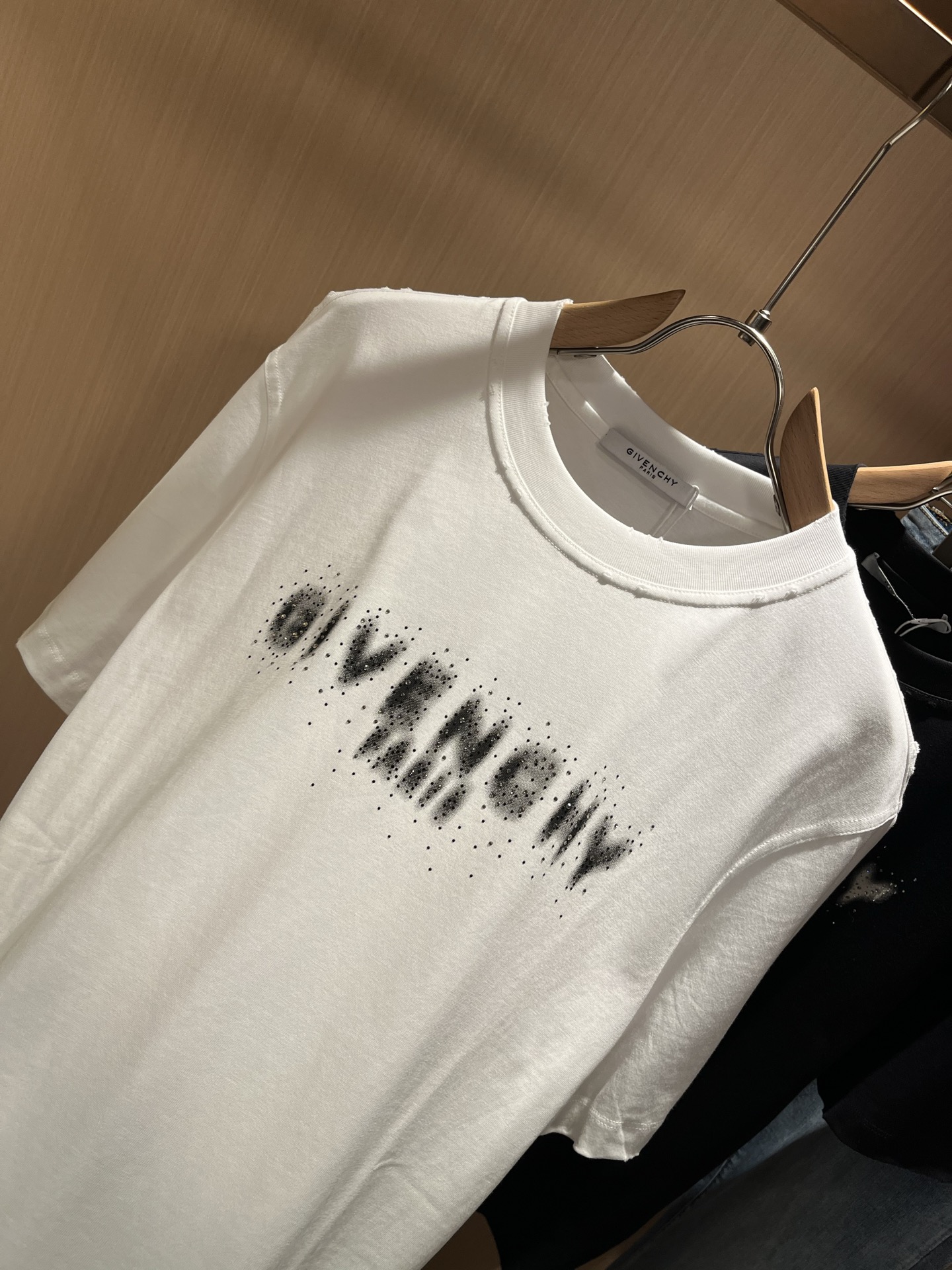  Giv*chy/纪*希2025春夏新款男女同款👫短袖T恤，主创时尚注入了全新时尚能量。通过探索各种题材