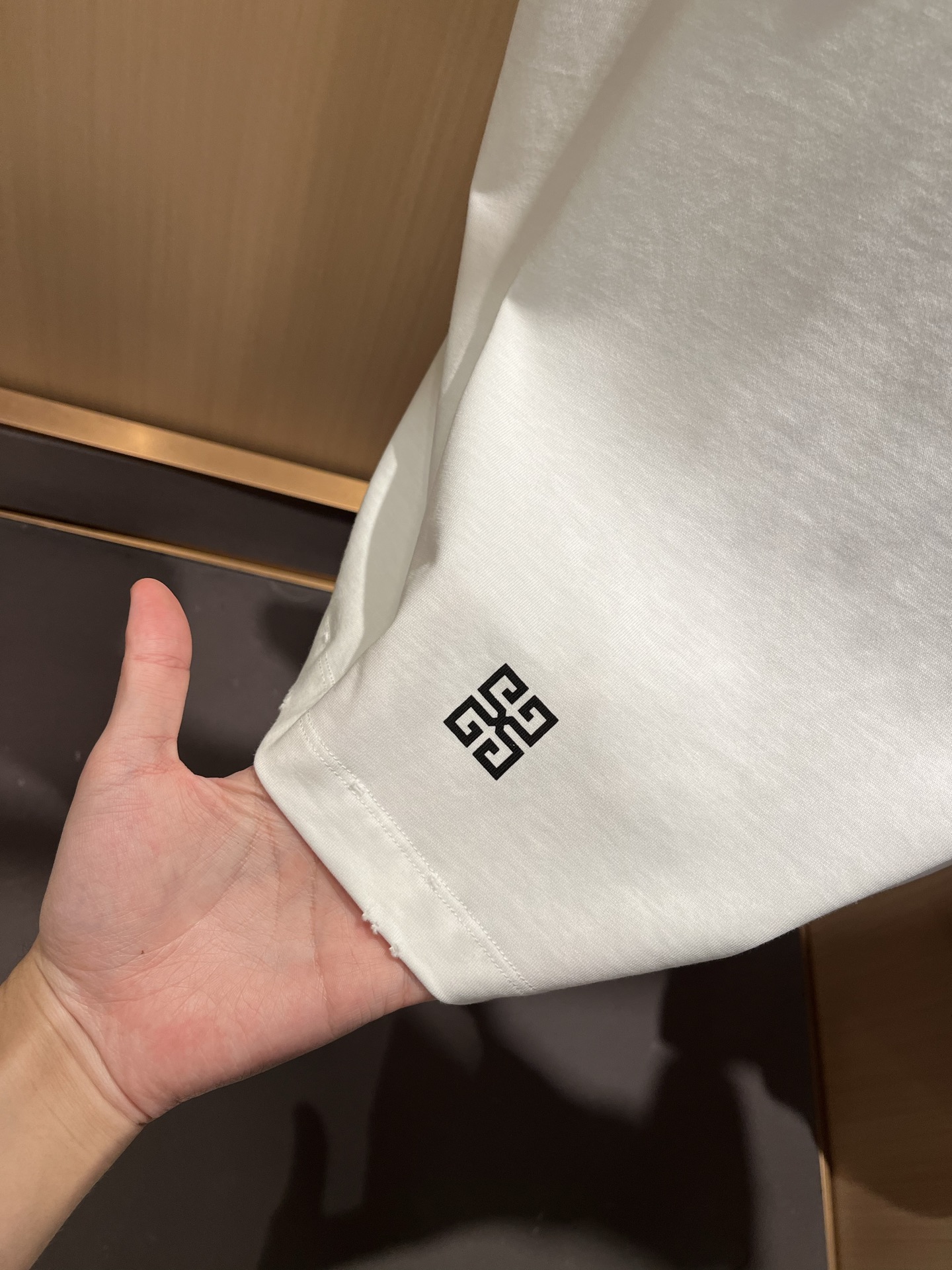  Giv*chy/纪*希2025春夏新款男女同款👫短袖T恤，主创时尚注入了全新时尚能量。通过探索各种题材