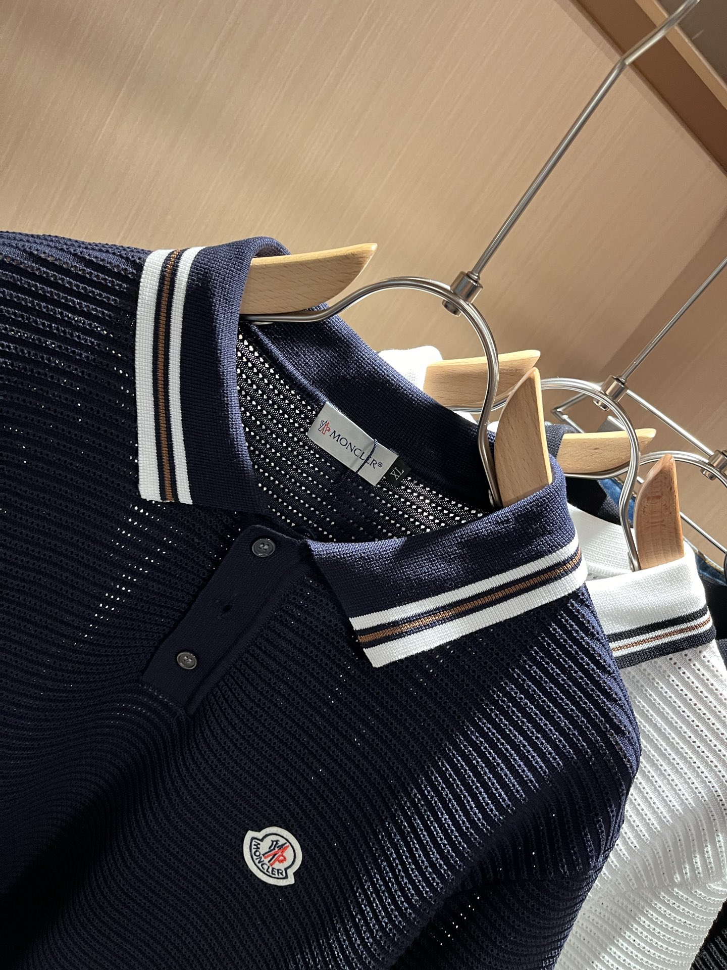  Moncler蒙家 2025春夏最新的贸易订单针织短袖T恤，全品相！！网红款！工艺采用胸前徽章设计！上