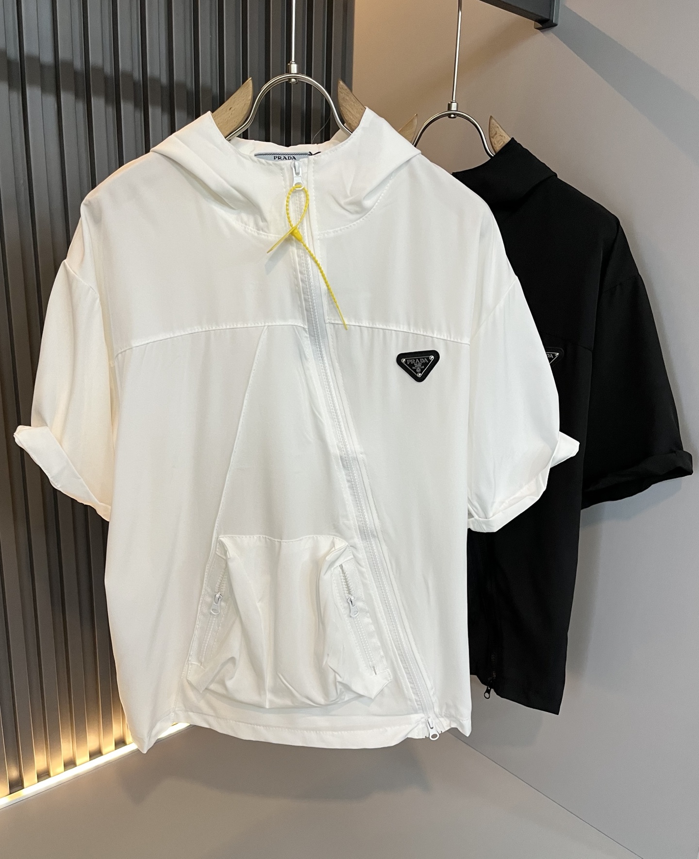 NO:449826,PRA*DA Pu*da 2025 spring and summer new men's casual short-sleeved hoodie, a high-end quality choice... A versatile trousers that combine casual pants are also an indispensable matching tool in men's wardrobe. It is a classic style with practical wear!  The design style of the whole casual pants is simple and fashionable, which is very consistent with the low-luxury style setting, has excellent skin-friendly value, is easy to wear, and is full of detail!  Classic logo logo hardware pattern design!  This trousers are made of high-quality polyester fiber fabric. The fabric is comfortable, soft and delicate, and has a good vertical feeling. It looks very textured and has a high-end charm. The first-class and exquisite style cutting, the line is delicate, smooth and neat, and the casual and casual pants look good no matter how you match it. If you like it, buy it now. Good products are not waiting for anyone!  Size M-3XL, prada, T-shirt,hats,alexander wang19860909PRA*DA普*达 2025春夏新款男士休闲短袖帽衫,高端品质之选……一款休闲裤兼备的百搭裤装,也是男士衣橱里不可缺少的搭配神器,属于实穿型的经典款式！整条休闲裤的设计风格简洁时尚,非常符合低奢的风格设定,亲肤值优越,穿着方便,细节感十足！经典标识logo五金图案设计！此款裤装采用优质聚酯纤维面料打造而成,面料舒服,手感柔软细腻,有着很好的垂直感,看上去非常有质感,细品高级韵味十足.一流精湛的版型裁剪,走线细致平顺工整,休闲随意怎么搭配都好看的裤装,喜欢的赶紧入手吧,好货可不等人！尺码M-3XL,,prada,T-shirt,hats,alexander wang,Men's clothing