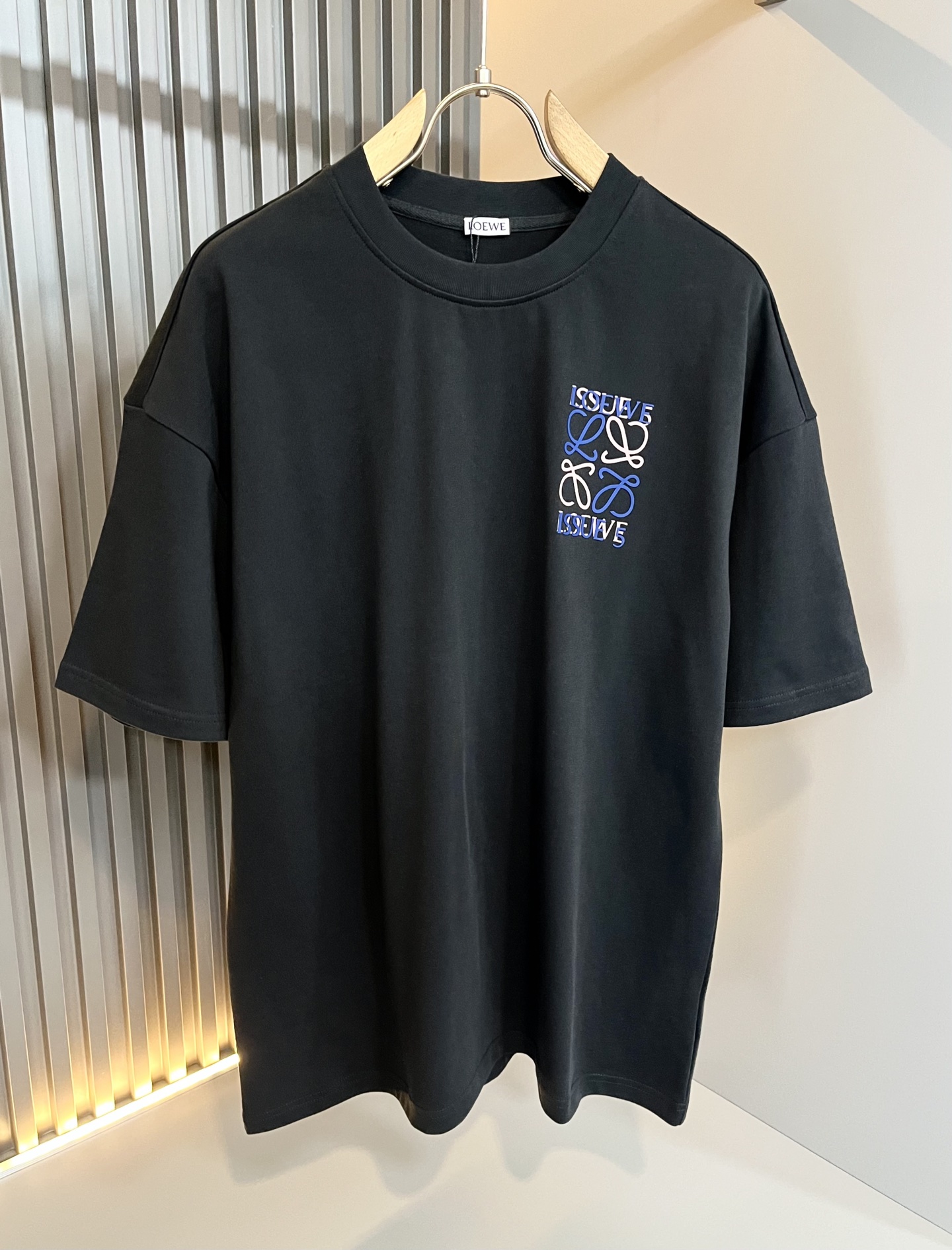 NO:449821,LOE*WE Luo*We 2025 spring and summer new men and women's same style set, original Italian order channel, very personalized and high-end style, logo logo pattern printing craft design!  Couple pure cotton short-sleeved T-shirt!  !  The latest fashion trends and popular products are here, and it is another simple and high-end fashion item. It is a fashion product with very high-end outfit charm. It is a must-have item for fashion trends!  Original Italian manufacturer channels, special-level orders, and released at the same time as Hong Kong, Macao and Taiwan buyers. This model is also the latest popular product of Luo Yiweijia this year and the most classic product. Its specifications and grades are beyond doubt!  !  The choice is very diverse, and it can be said that this model naturally has a fresh and natural feeling, showing the brand charm and high-end feeling. The texture of this model is very good, and the heavy weight and brilliant skin-friendliness that can be seen with hands are even better, and it is a complete enjoyment of wearing!  !  Size: M-2XL, loewe, loewe, T-shirt,tees, t-shirt,alexander wang19860909LOE*WE罗*威 2025春夏新款男女同款套装,意大利原厂订单渠道,极具个性高级风,标志logo图案印花工艺设计！情侣款纯棉短袖T恤！！最新时尚潮流人气产物驾到,又是一款简约高级的时尚单品,穿搭魅力十分高级不俗的时尚产物 ,时尚潮流必备单品！意大利原厂渠道,特供级别订单,同步港澳台买手店发布,此款也是罗意威家今年的最新人气产物,也是最经典的产物,其规格跟档次更是毋庸置疑！！ 选择极具多样化,言而喻此款自然具备那种清新自然的感觉,彰显品牌魅力与高级感,此款的质感十分的到位,用手可以感知的重磅跟出彩亲肤程度更是上佳,十足的穿着享受！！尺码: M-2XL,,loewe,loewe,T-shirt,tees，t-shirt,alexander wang,Men's clothing