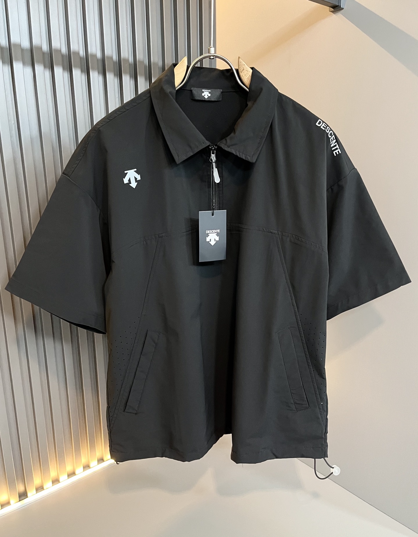 NO:449788,Desante DESCENTE 2025 spring and summer new men and women's same casual suit, a professional sports brand since 1935. For more than 80 years, it has always adhered to the 'Design That Moves' with the spirit of design-driven sports, integrating innovative technology with design aesthetics, and creating high-quality sports equipment in multiple professional fields such as skiing, golf, and triathlon!  The latest design elements of the brand!  In addition to being quite accomplished in style design, the most obvious or most expert should be to have deeper and unique insights and attainments in fabrics. Through continuous structural research and problem-solving, and characterized by unique research on fabrics, these alone are enough to support it to become the first new logo brand image in the clothing manufacturing industry. This model is made of quick-drying fabric!  Through precision, the hand feels smooth and soft, and both has natural beauty and comfort. The large body style is cut cleanly and cleanly, and the fabric shows a different hazy structural beauty. It is made of exclusive mold customization. The fabric and its technology test the workers, can be smooth and smooth without wrinkles!  Glue-pressing design for body logo pattern!  It really tests the handmade work of every master!  It makes the overall clean and neat, without leaving any thread. Now the neutrality that pursues life is more refined in life!  Size M-3XL, alexander wang19860909迪桑特DESCENTE 2025春夏新款男女同款休闲套装,自1935年荣耀至今的专业运动品牌.80余年来,始终坚持“Design That Moves” 以设计驱动运动的精神,将创新科技与设计美学相融合,在滑雪、高尔夫、铁人三项等多个专业领域,打造高品质的运动装备！品牌最新设计元素！除了在款式设计上颇有造诣之外,最明显或者说最为拿手的,应该就是在面料上的拥有更深独特见解跟造诣了.通过不断地结构研究和问题处理,在以面料独特研究为特征,仅凭这些就已经足以支撑其成为服装制造行业中,首屈可数的新标志品牌形象.此款采用速干面料材质！通过精工手感细滑柔软,同时兼具自然美感跟舒适度.大身上版型裁剪简洁干净,面料上显现出了不一样朦胧的结构性美感来.独家开模定制而成,面料及其考验工人的技术,能做到平整服帖又不起皱！衣身logo图案压胶设计！真的是很考验每位师傅的手工制作！使得整体干净利索,不留一丝线头.现在对于生活有所追求的中性也在生活中更为精致！尺码M-3XL,,alexander wang,Men's clothing