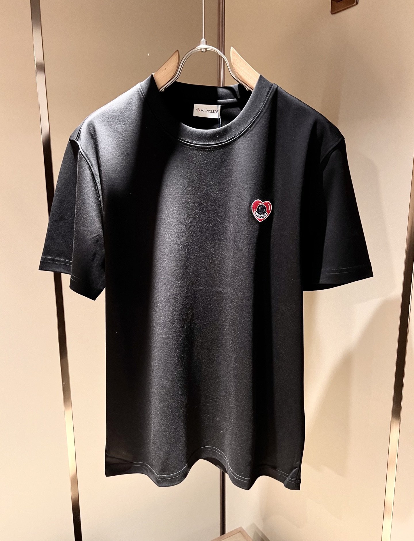 NO:447672,Moncler Mengjia 2025 Spring and Summer Latest Men and Women's Same Trade Order Short-sleeved T-shirt, Full Quality!  !  Internet celebrity style!  Embroidery design with logo pattern!  The upper body is comfortable and breathable, not stiff, and the overall three-dimensional feeling is rich. Quality export orders, customized exclusive pure cotton fabric tailoring to meet the simple needs of commuters for dressing. The upper body is very effective, slim and not picky about the figure. The fabric workmanship... Improper, only good craftsmanship can make you feel good and tasteful. A must-have item for everyone!  Size S-2XL, T-shirt,tees,t-shirt,alexander wang19860909Moncler蒙家 2025春夏最新男女同款贸易订单短袖T恤,全品相！！网红款！采用logo图案刺绣设计！上身舒适透气,不僵硬,整体有着丰富的立体感,品质出口订单,定制专属纯棉面料剪裁,满足通勤人们对于着装的简约需求,上身效果很好,显瘦,不挑剔身材.面料做工....无可挑剔,好工艺好面料才能穿出好品味一款,人手必备单品！尺码S-2XL,,T-shirt,tees，t-shirt,alexander wang,Men's clothing