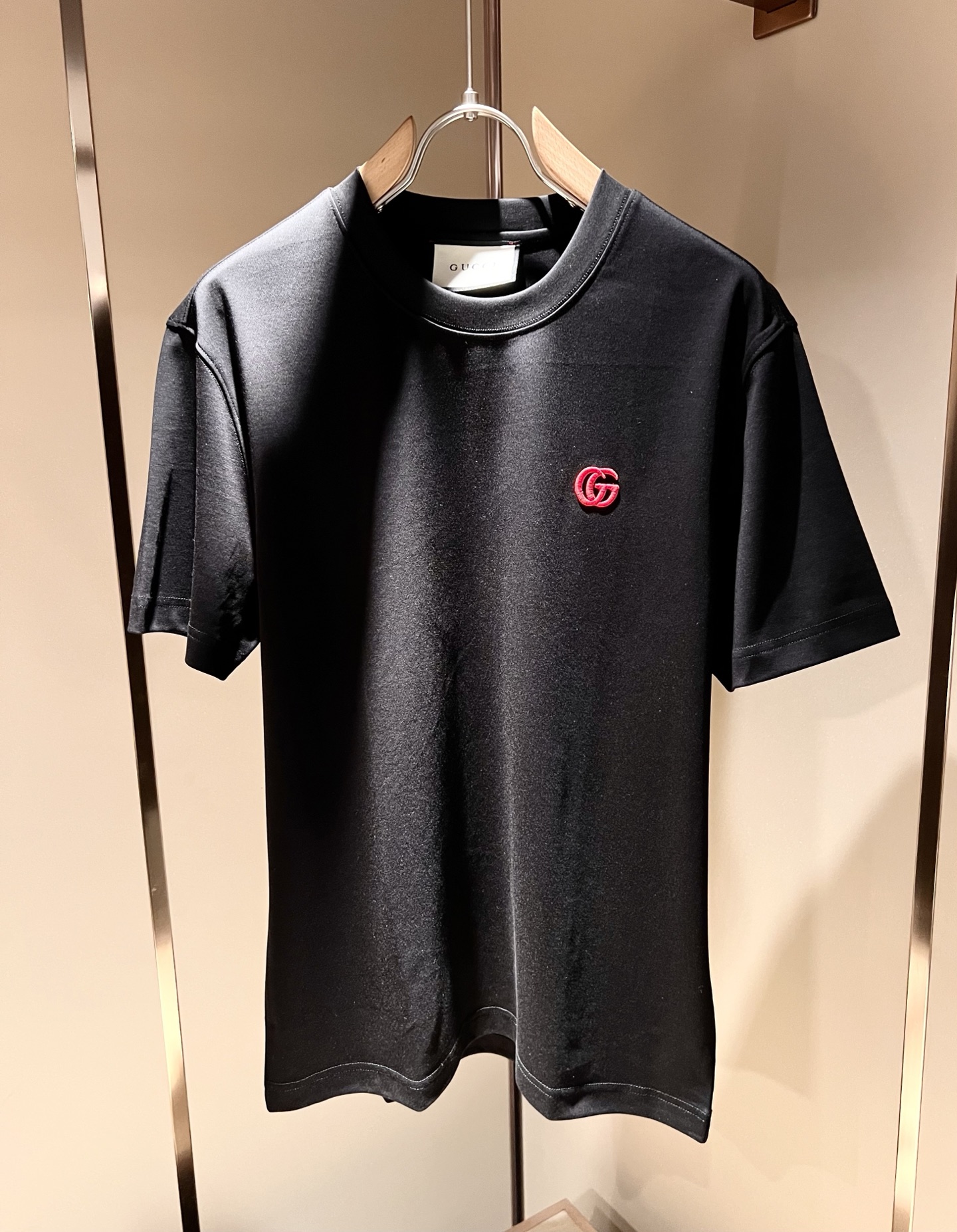 NO:447658,Gucc* Gujia 2025 spring and summer new style for men and women couples casual loose cotton round neck short-sleeved T-shirt!  Trading companies have sparse channels and are released on the official website at the same time!  The latest series of spring and summer 2025, classic fashion design elements, injecting full vitality into the new series. This T-shirt is carefully selected for imported cotton fabrics. The fabric feels skin-friendly and soft and delicate, and the body logo embroidery design!  It has an extremely comfortable and breathable wearing experience. The whole item is very eye-catching and fashionable, and is deeply loved by young people today!  The loose round neck cut is a neutral style regardless of age and gender, suitable for matching all the styles and looks you need in your daily life!  It is recommended to wear couple outfits to go out on the street to make it more pleasing to the eye!  Size S-2XL, gucci, gucci, T-shirt, tees, t-shirt, alexander wang19860909Gucc*古家 2025春夏新款男女同情侣款休闲宽松棉质圆领短袖T恤衫！贸易公司渠道稀出,同步官网发售 ！ 2025春夏最新系列,经典时尚设计元素,为全新系列注入满满活力,这款T恤衫用心甄选客供进口棉面料制成,面料手感亲肤柔软细腻,衣身logo刺绣设计！拥有着无比舒适透气性的穿着体验,整件单品极具吸睛度与时尚感,深受当下年轻人的喜爱！基础宽松的圆领版型裁剪,不分年龄与性别的中性款式,适合搭配你日常所需的所有风格与造型！建议搭配情侣装出街会更为养眼出色！尺码S-2XL,,gucci,gucci,T-shirt,tees，t-shirt,alexander wang,Men's clothing