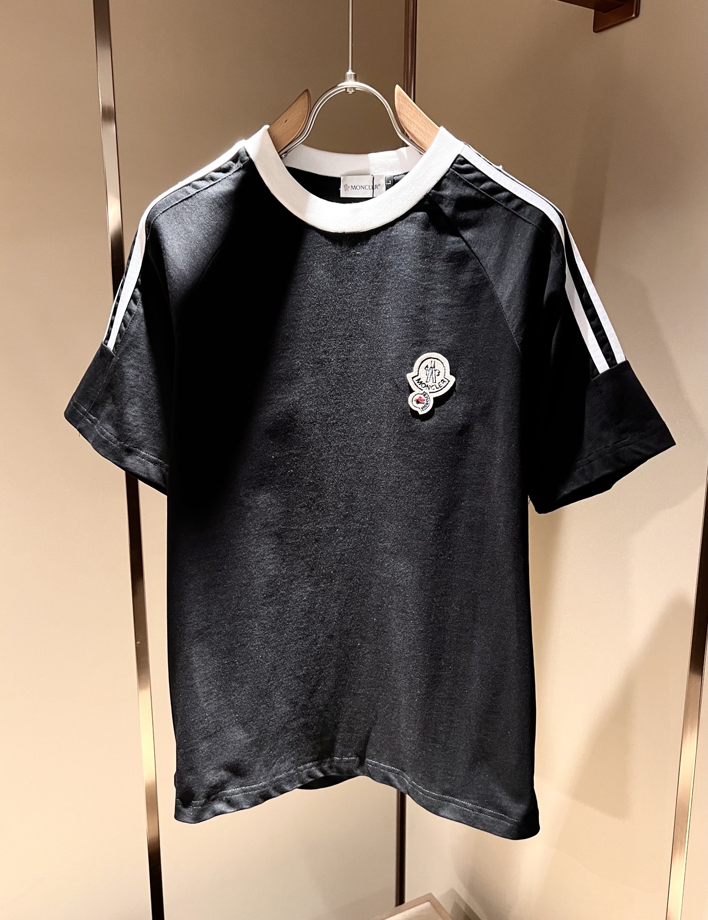 NO:447615,MON Meng**kou 2025 spring and summer new men's original single men's short-sleeved T-shirt, trading company goods, and the official website is available simultaneously!  This type of basic items is a must-see every season. It is equipped with imported pearl mesh cotton, which has both comfort and breathability, and the overall visual value is full, and the chest logo logo badge is decorated!  A single item with extremely high dressing rate!  Standard style and tailoring, comfortable stretching, and unrestrained exercise!  The lapel design meets the needs of simple styles, while having strong practical wearability, high-end, atmospheric and high-end!  Universal and versatile model. Size M-4XL, T-shirt,tees, t-shirt,alexander wang19860909MON蒙**口2025春夏新款男士原单男士短袖T恤,贸易公司货,官网同步发售！此类型的基础单品是每季必出现的,客供进口珠地网眼棉,舒适性与透气性兼备,整体视觉值满分,胸前标志logo徽章修饰！穿搭率极高的单品！版型剪裁标准,伸展舒适,运动无拘束！翻领的设计在满足简约的风格上的需求同时,实穿性强,高端大气上档次！ 万能百搭款.尺码M-4XL,,T-shirt,tees，t-shirt,alexander wang,Men's clothing