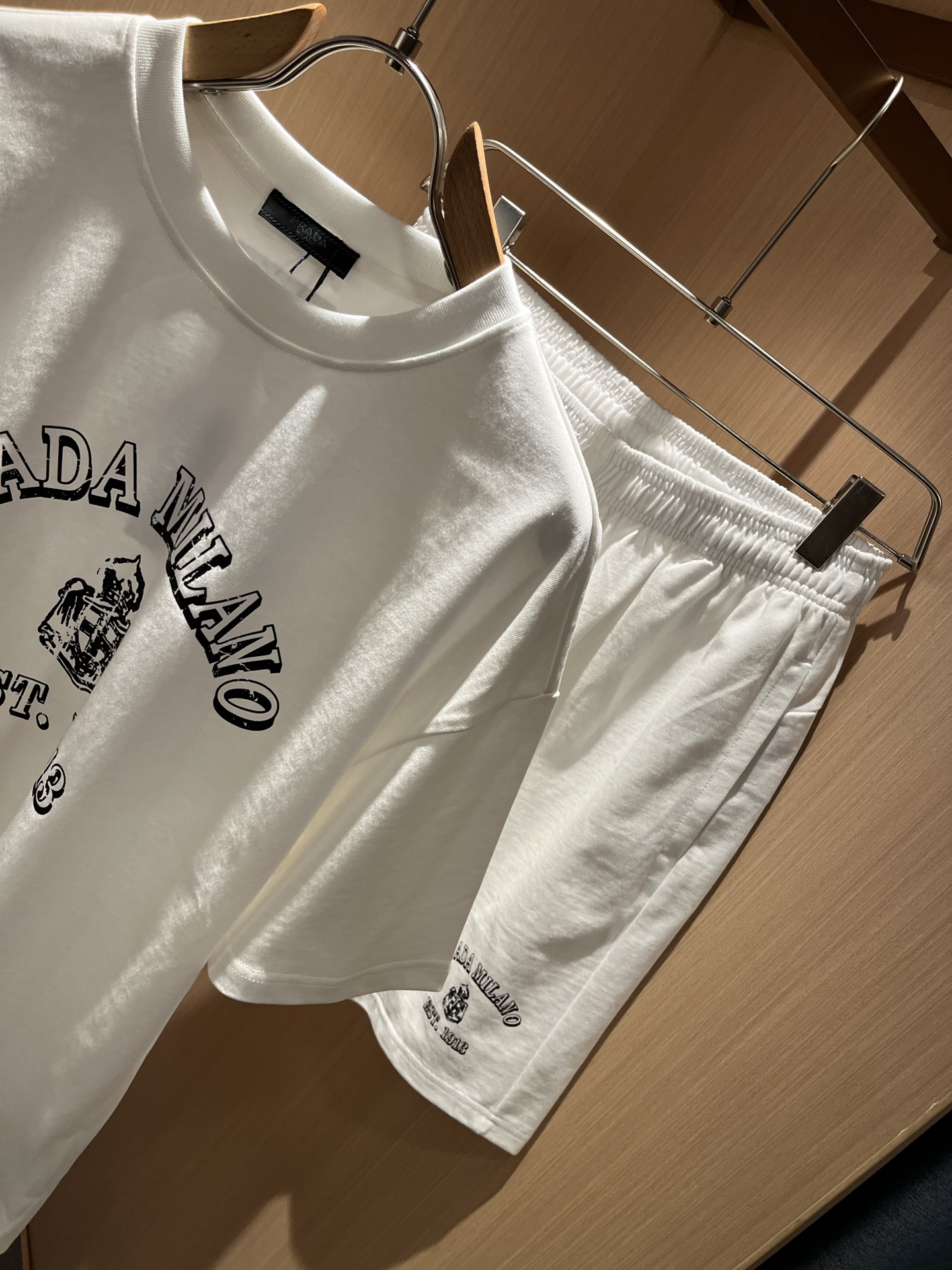  PPRAD*A普*达 2025春夏新款休闲套装，最新款全网独家首上！！~既经典有时尚百搭，谁不爱啊，将