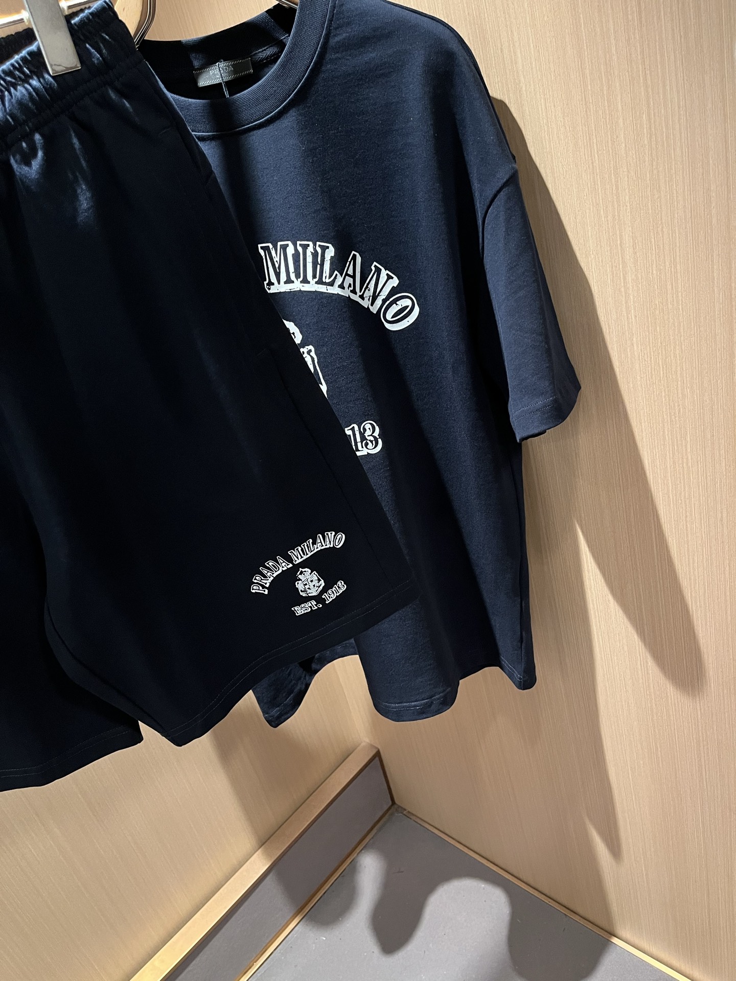  PPRAD*A普*达 2025春夏新款休闲套装，最新款全网独家首上！！~既经典有时尚百搭，谁不爱啊，将